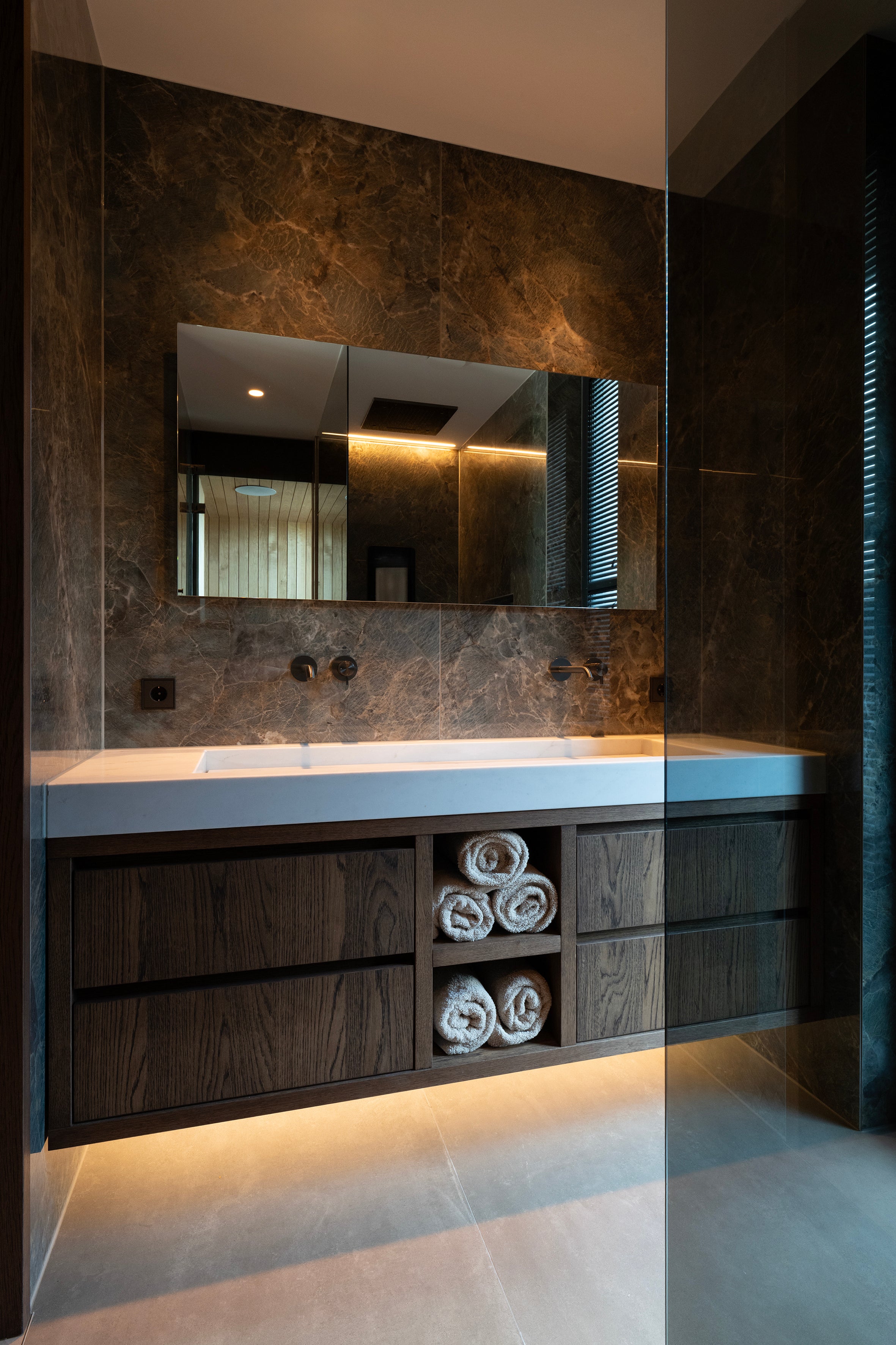 Luxe badmeubel, Badmeubel op maat, Natuursteen, Spoelbak, Eikenhouten badmeubel, Donker eikenhout, Badmeubel met nis. Badmeubel met lades.