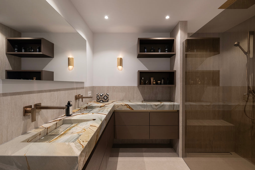 luxe inrichting, Totaalinrichting, maatwerk meubel, maatwerk keuken, Keuken op maat, Keuken met marmeren blad, Maatwerk tv meubel, Kookeiland, Keuken met Led-verlichting, Garderobe kast, Donker hout, badmeubel op maat, badmeubel met natuurstenen spoelbak.