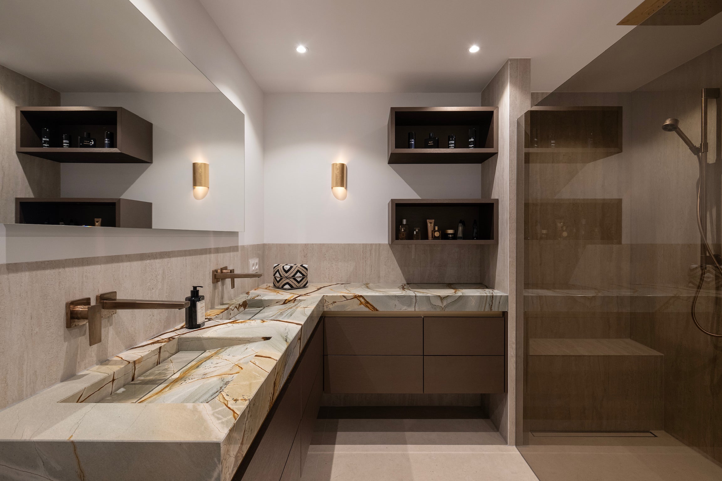 luxe inrichting, Totaalinrichting, maatwerk meubel, maatwerk keuken, Keuken op maat, Keuken met marmeren blad, Maatwerk tv meubel, Kookeiland, Keuken met Led-verlichting, Garderobe kast, Donker hout, badmeubel op maat, badmeubel met natuurstenen spoelbak.