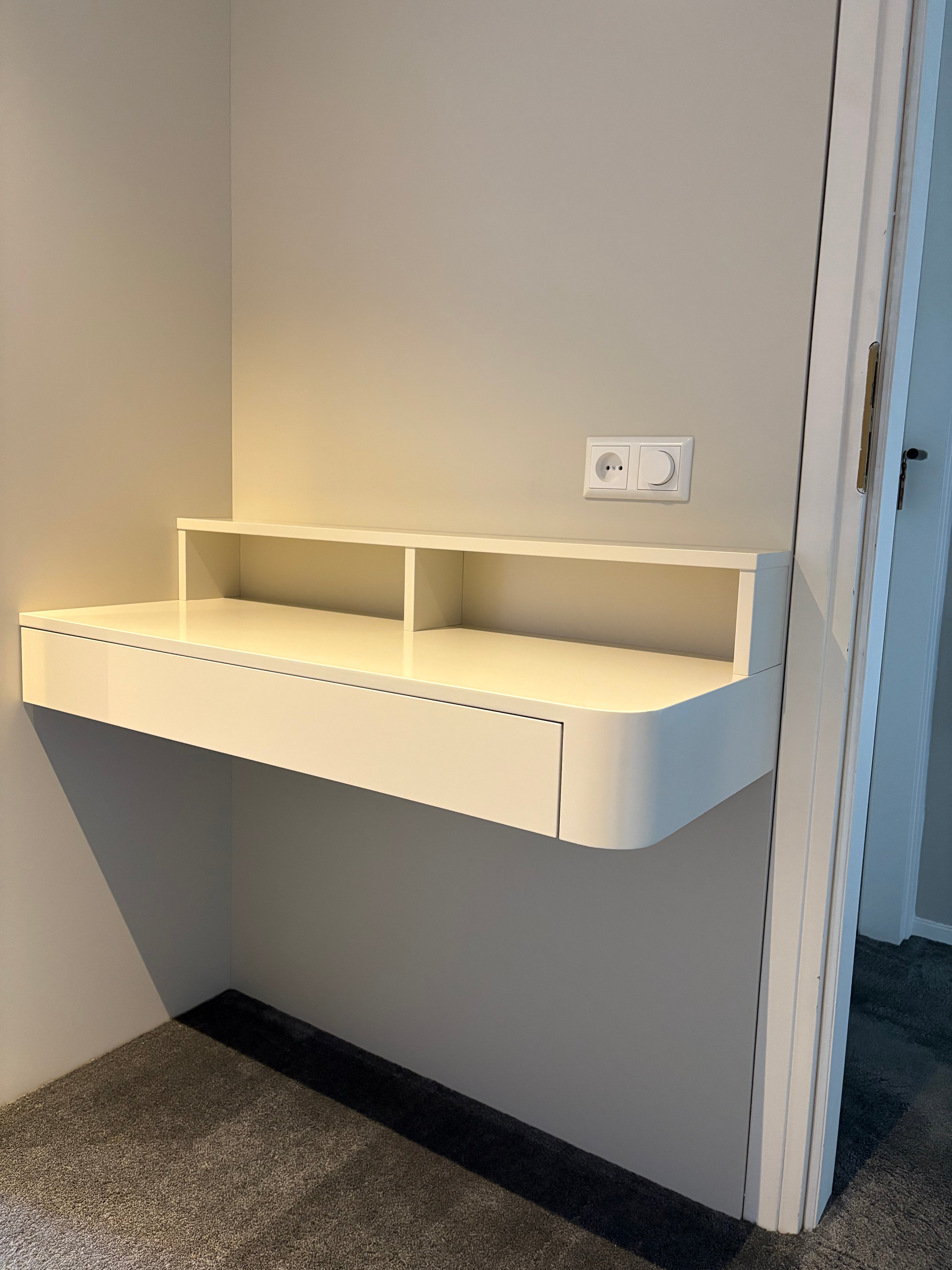 Kledingkast op maat, Maatwerk kledingkast, Gespoten kledingkast, Kledingkast gespoten op kleur, Kledingkast met bureau, Kledingkast met kaptafel, Beige kledingkast, Kledingkast met lades, Ladekast. Kledingkast kinderkamer, Kaptafel, Bureau, Make-up tafel.