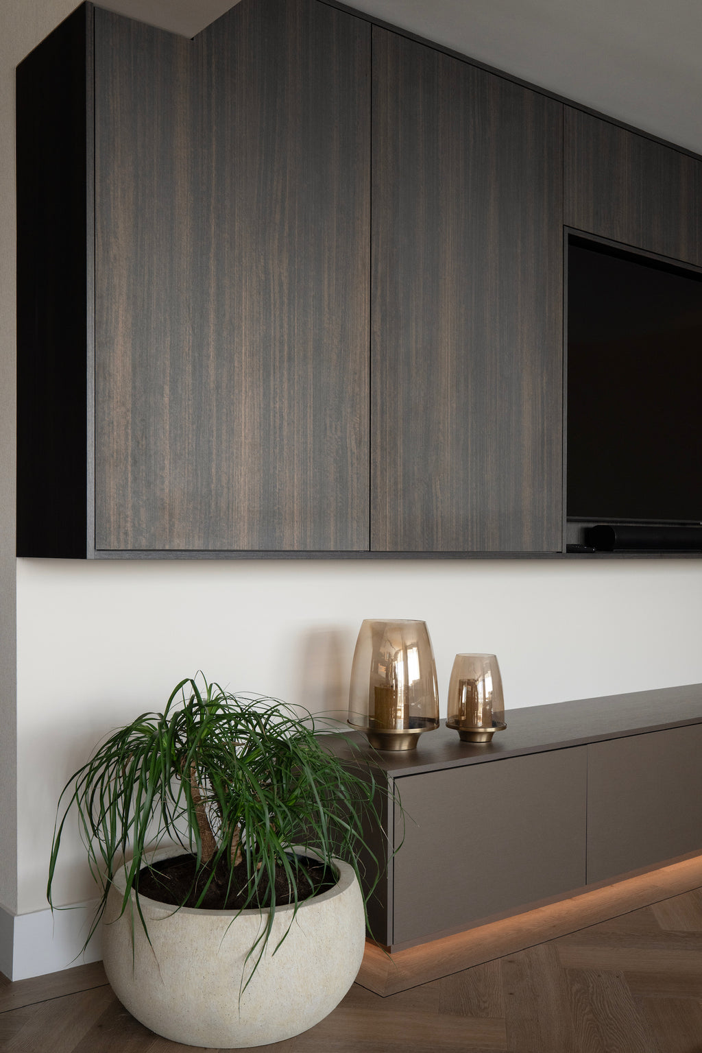 luxe inrichting, Totaalinrichting, maatwerk meubel, maatwerk keuken, Keuken op maat, Keuken met marmeren blad, Maatwerk tv meubel, Kookeiland, Keuken met Led-verlichting, Garderobe kast, Donker hout.