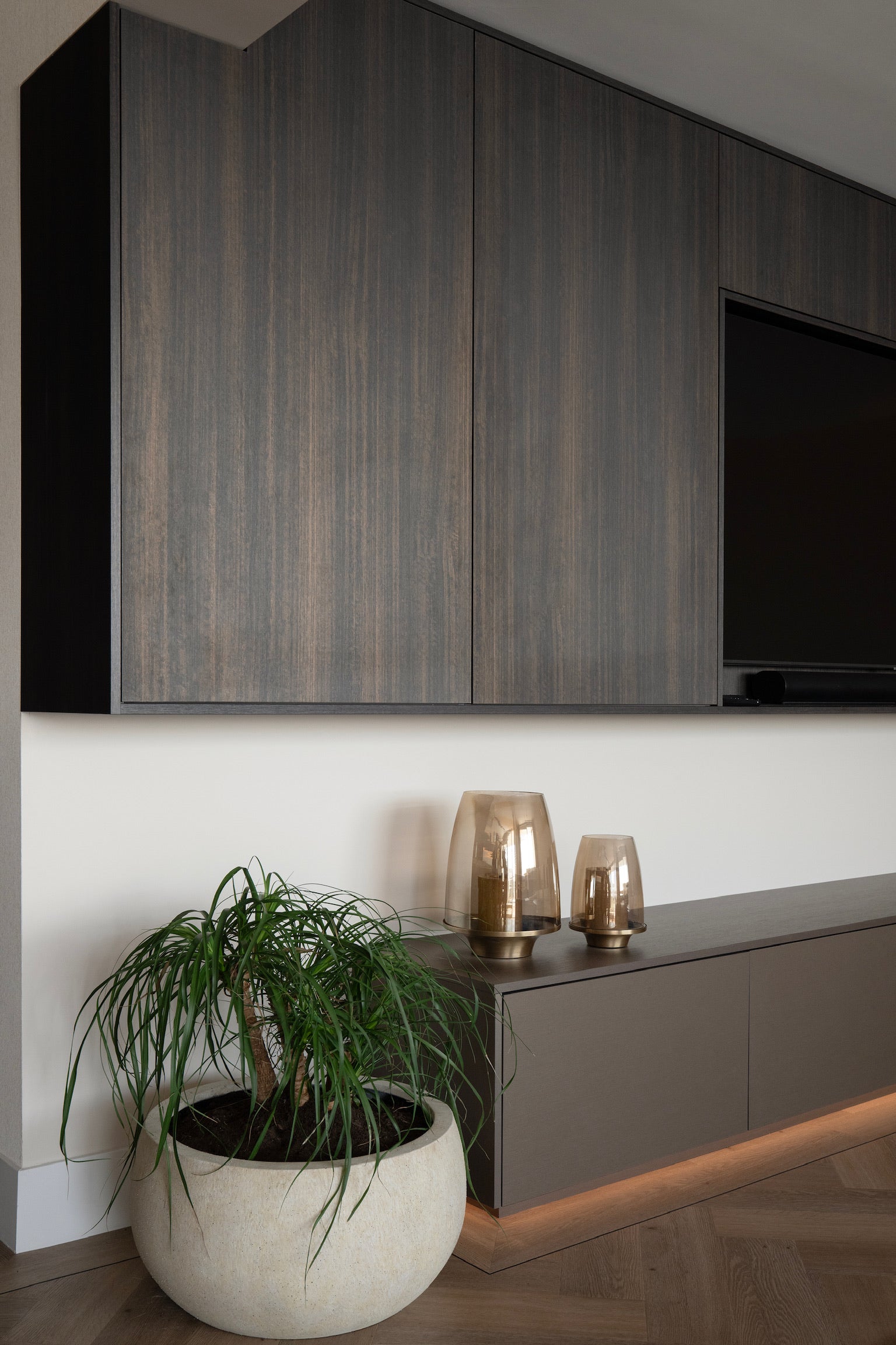 luxe inrichting, Totaalinrichting, maatwerk meubel, maatwerk keuken, Keuken op maat, Keuken met marmeren blad, Maatwerk tv meubel, Kookeiland, Keuken met Led-verlichting, Garderobe kast, Donker hout.