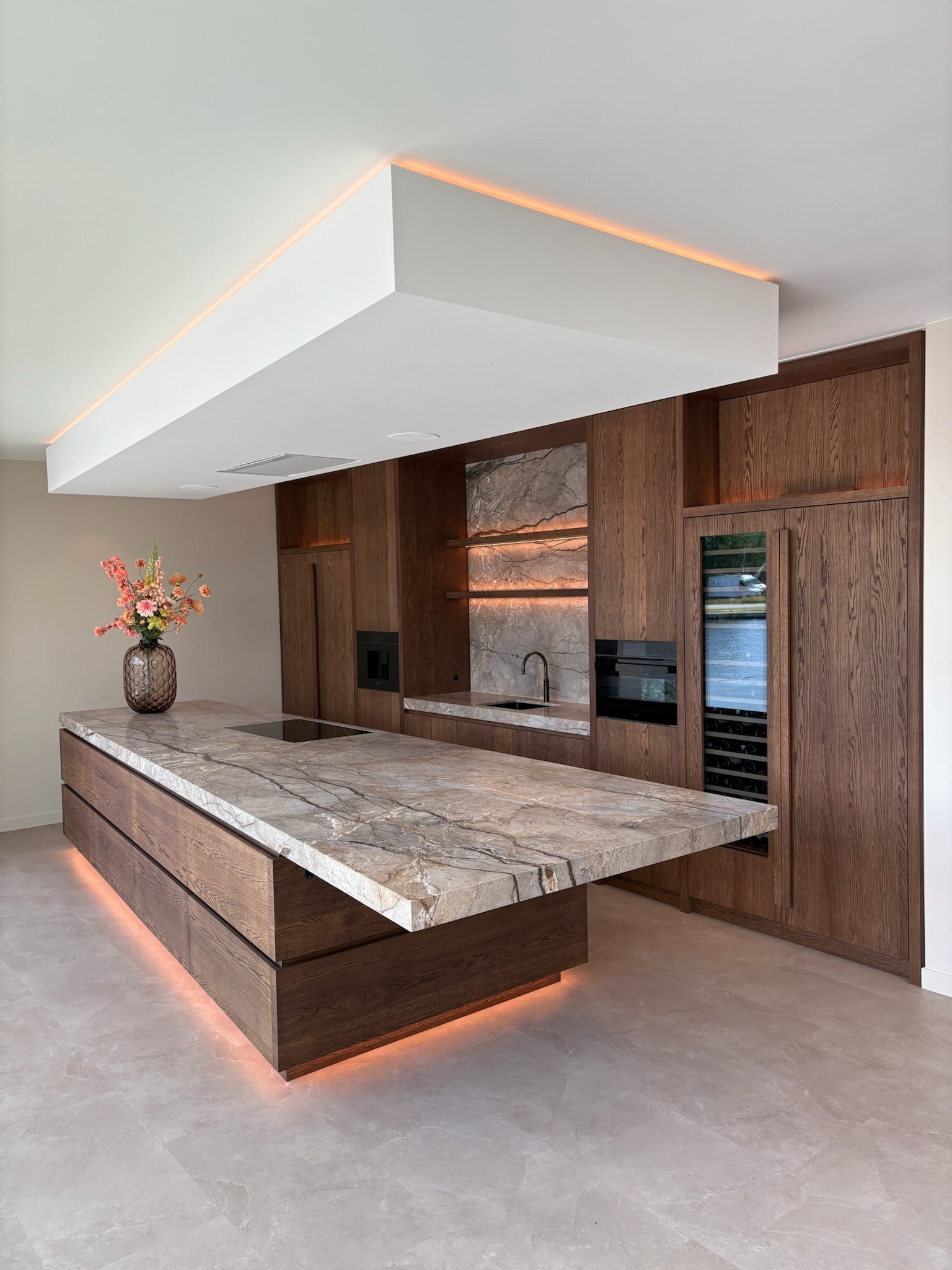 Maatwerk keuken, Keuken op maat gemaakt, Luxe keuken, geïntegreerde Wijnklimaatkast, Siemens apparatuur, Marmer, Natuursteen, Kookeiland, Kookplaat, Donker eikenhouten keuken, Eiken keuken, Keuken met Ledverlichting, Quooker, Villa interieur, interieurbouwer villa's, maatwerk kasten villa, Keukenontwerp, moderne keuken, Nieuwe keuken, Keuken kopen, open keuken, Keukenontwerp nieuwbouw woning. 