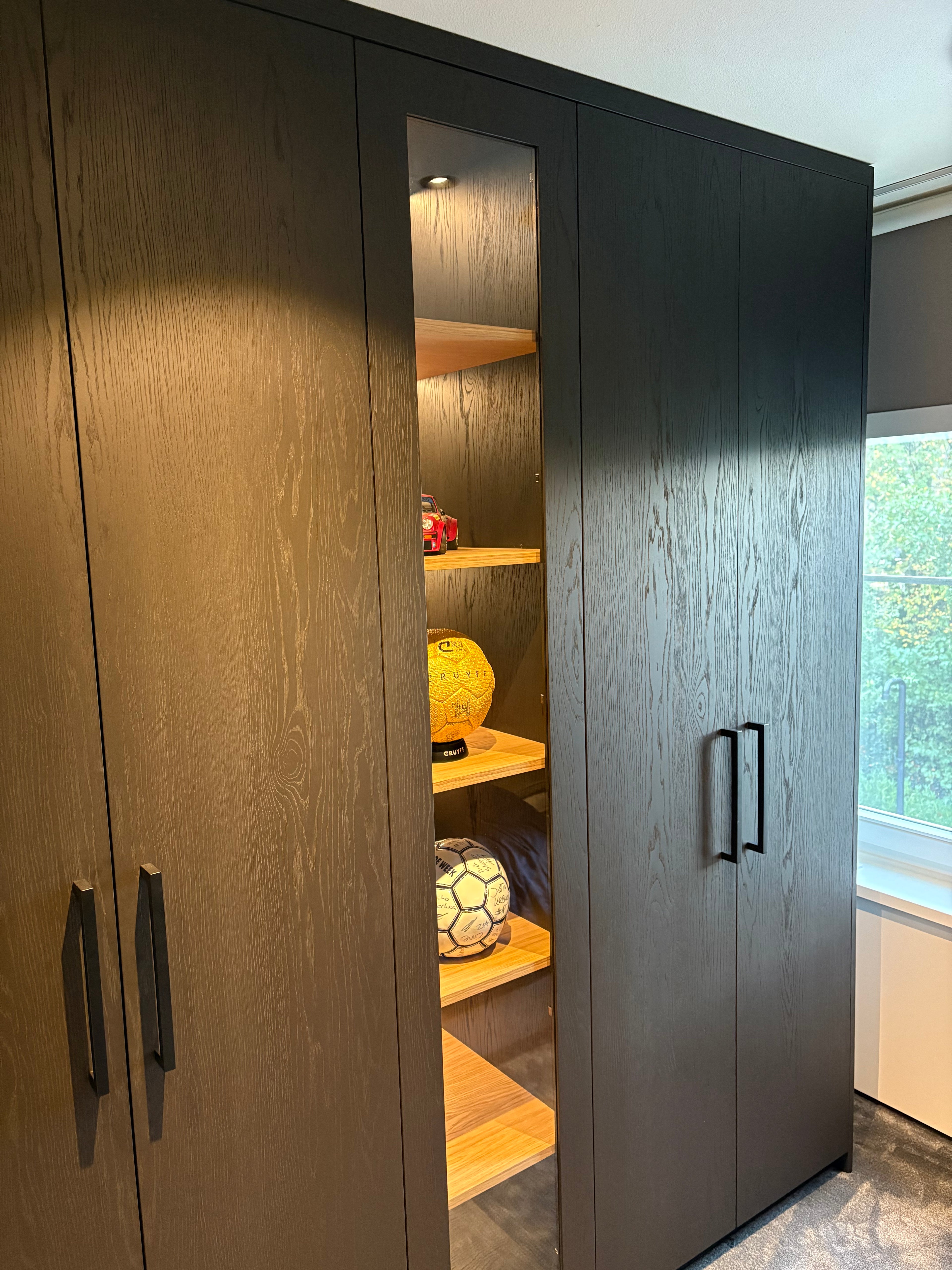 Kledingkast op maat, Eikenhouten kledingkast, Kledkingkast met nis, Kledingkast met vitrine, Maatwerk kledingkast, natuurlijk eikenhout.