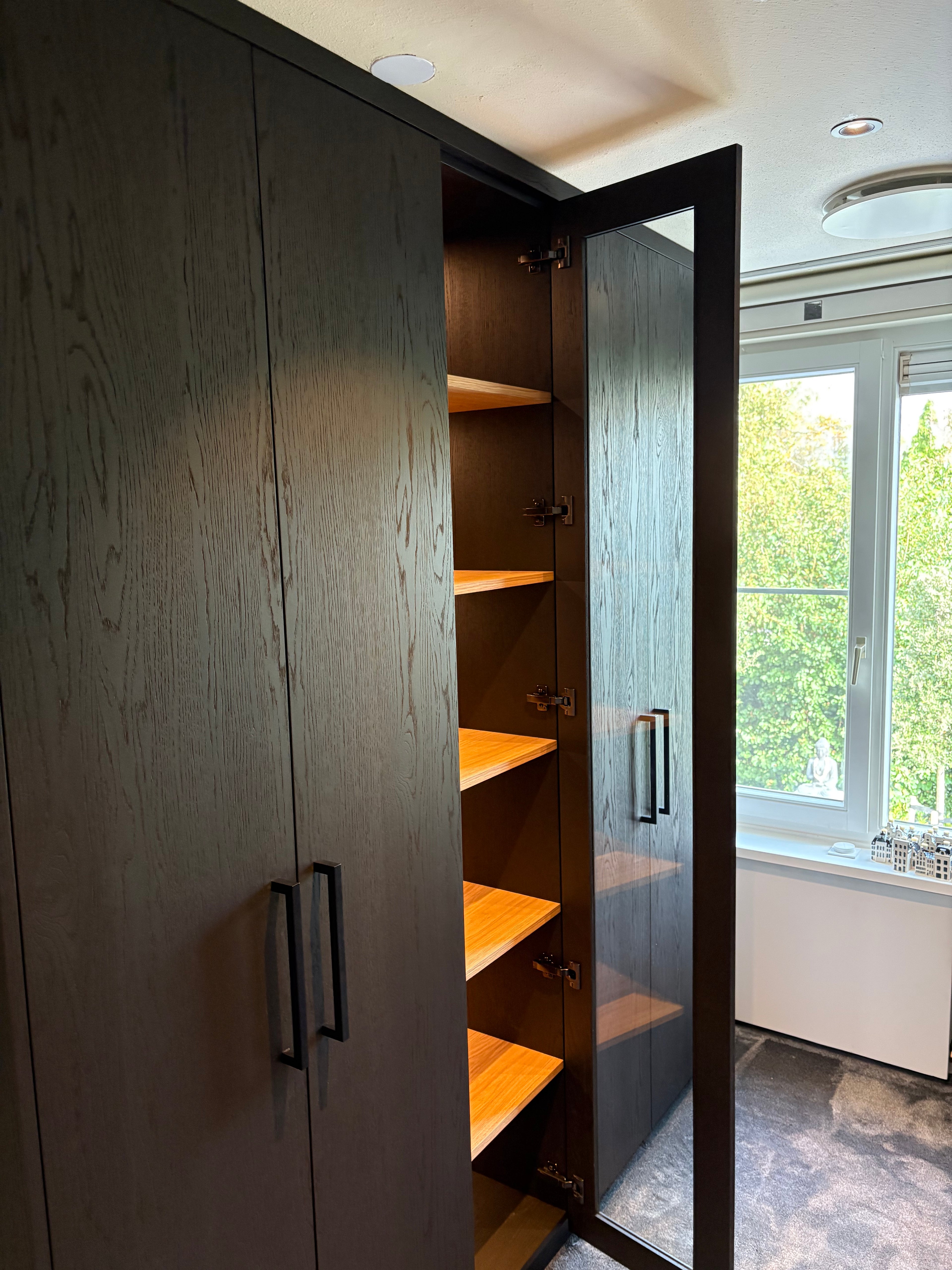 Kledingkast op maat, Eikenhouten kledingkast, Kledkingkast met nis, Kledingkast met vitrine, Maatwerk kledingkast, natuurlijk eikenhout.