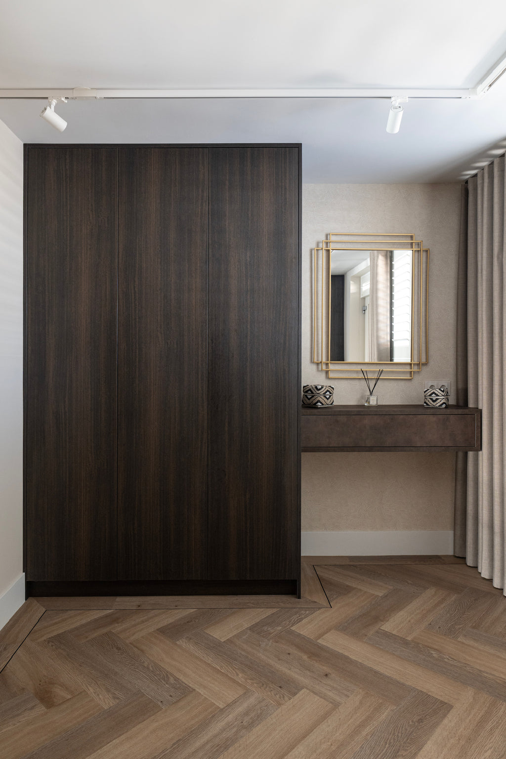 luxe inrichting, Totaalinrichting, maatwerk meubel, maatwerk keuken, Keuken op maat, Keuken met marmeren blad, Maatwerk tv meubel, Kookeiland, Keuken met Led-verlichting, Garderobe kast, Donker hout.