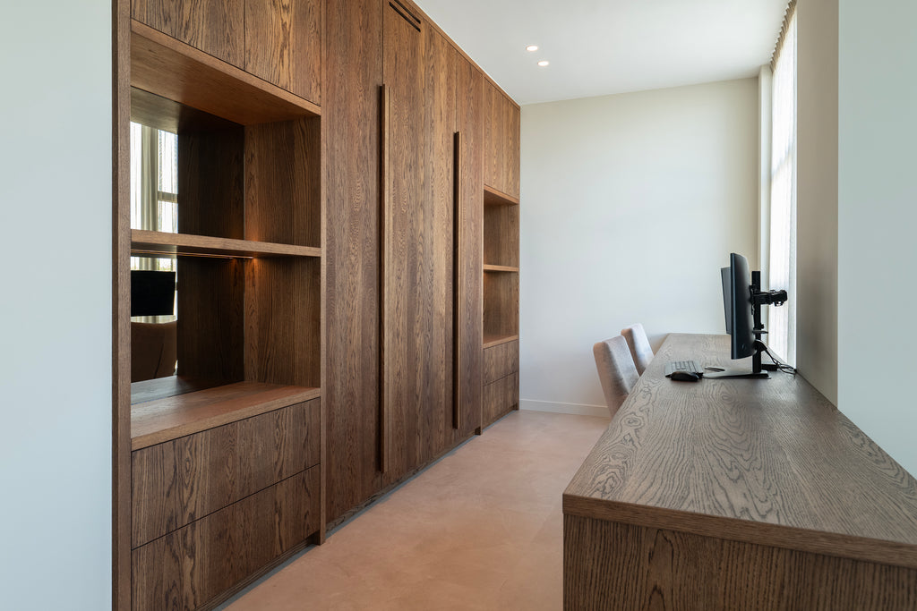 Kantoorinrichting, Kantoor op maat, Bureau op maat, Bureau met lades, Lang bureau, kantoorkast, luxe kantoor, Bronze spiegels, Donker eikenhouten kantoor. 