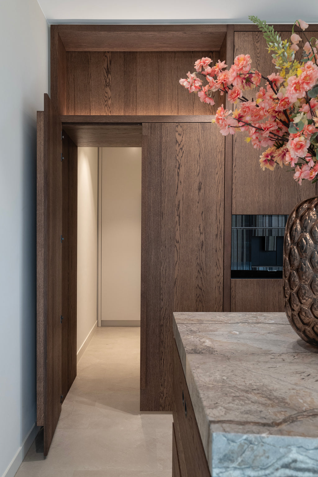 Maatwerk keuken, Keuken op maat gemaakt, Luxe keuken, geïntegreerde Wijnklimaatkast, Siemens apparatuur, Marmer, Natuursteen, Kookeiland, Kookplaat, Donker eikenhouten keuken, Eiken keuken, Keuken met Ledverlichting, Vals front keuken, Doorloop keuken. Bijkeuken, Villa interieur, interieurbouwer villa's, maatwerk kasten villa, Keukenontwerp, moderne keuken, Nieuwe keuken, Keuken kopen, open keuken, Keukenontwerp nieuwbouw woning. 