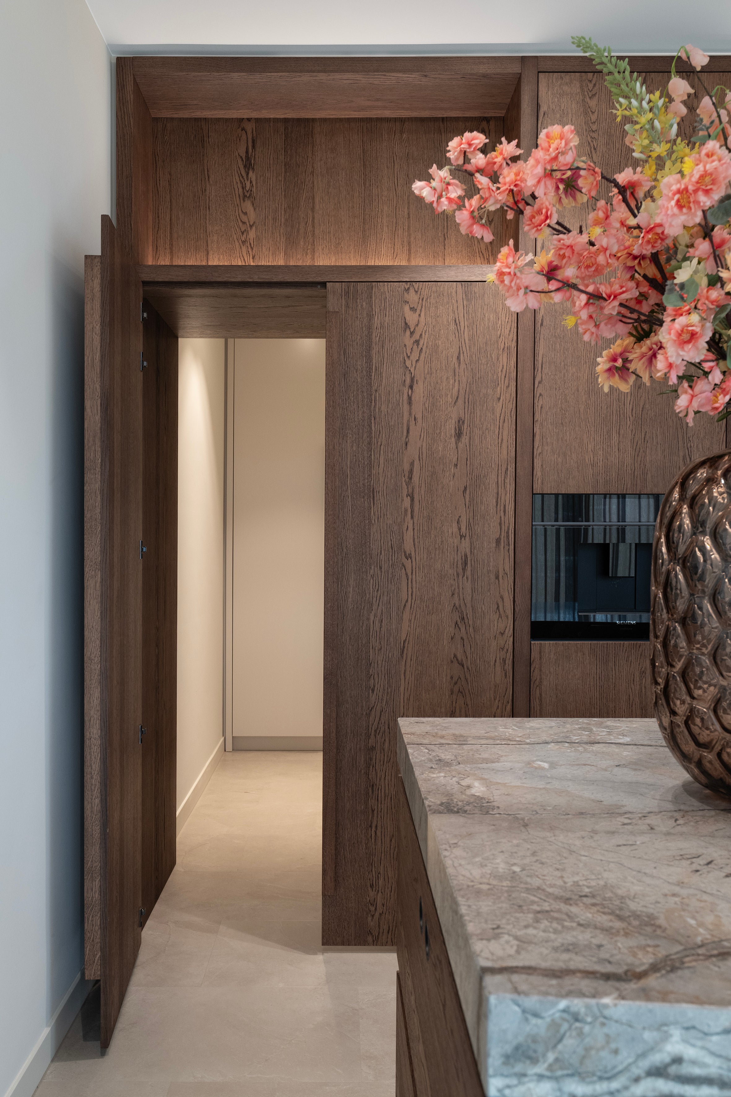 Maatwerk keuken, Keuken op maat gemaakt, Luxe keuken, geïntegreerde Wijnklimaatkast, Siemens apparatuur, Marmer, Natuursteen, Kookeiland, Kookplaat, Donker eikenhouten keuken, Eiken keuken, Keuken met Ledverlichting, Vals front keuken, Doorloop keuken. Bijkeuken, Villa interieur, interieurbouwer villa's, maatwerk kasten villa, Keukenontwerp, moderne keuken, Nieuwe keuken, Keuken kopen, open keuken, Keukenontwerp nieuwbouw woning. 