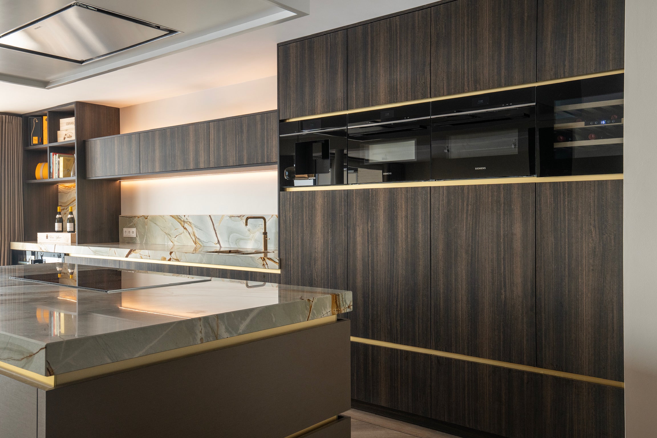 luxe inrichting, Totaalinrichting, maatwerk meubel, maatwerk keuken, Keuken op maat, Keuken met marmeren blad, Maatwerk tv meubel, Kookeiland, Keuken met Led-verlichting, Garderobe kast, Donker hout, Villa interieur, interieurbouwer villa's, maatwerk kasten villa, Keukenontwerp, moderne keuken, Nieuwe keuken, Keuken kopen, open keuken, Keukenontwerp nieuwbouw woning. 