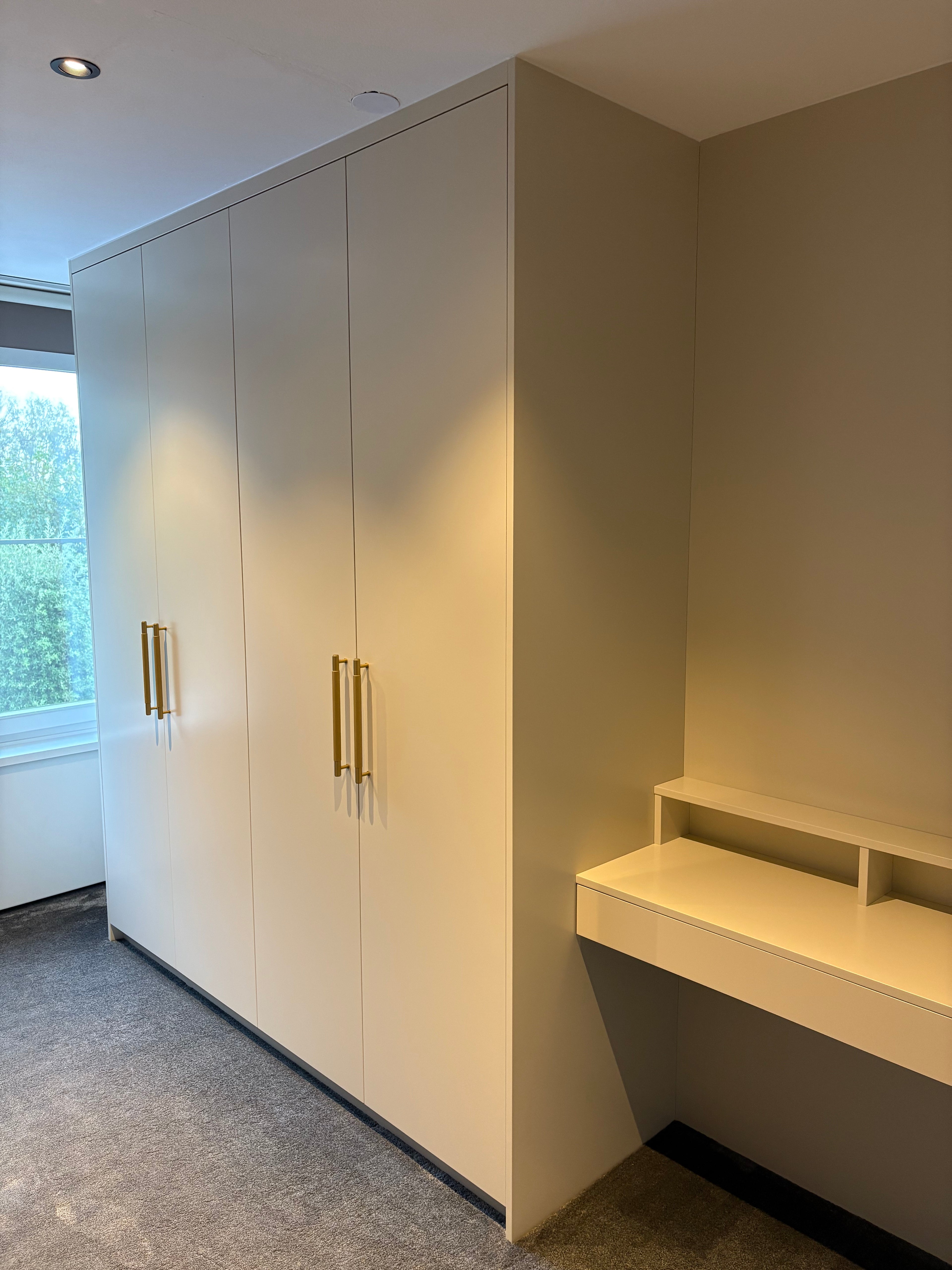 Kledingkast op maat, Maatwerk kledingkast, Gespoten kledingkast, Kledingkast gespoten op kleur, Kledingkast met bureau, Kledingkast met kaptafel, Beige kledingkast, Kledingkast met lades, Ladekast. Kledingkast kinderkamer. 