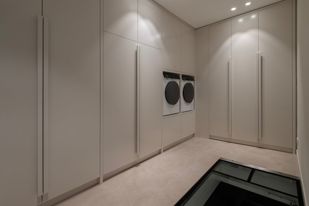 Luxe bijkeuken, Bijkeuken op maat, Gespoten bijkeuken, Wasmachine op hoogte, Koelkasten, Vriezer, Gespoten kast, Kast op maat, Villa interieur, interieurbouwer villa's, maatwerk kasten villa, Keukenontwerp, moderne keuken, Nieuwe keuken, Keuken kopen, open keuken, Keukenontwerp nieuwbouw woning. 