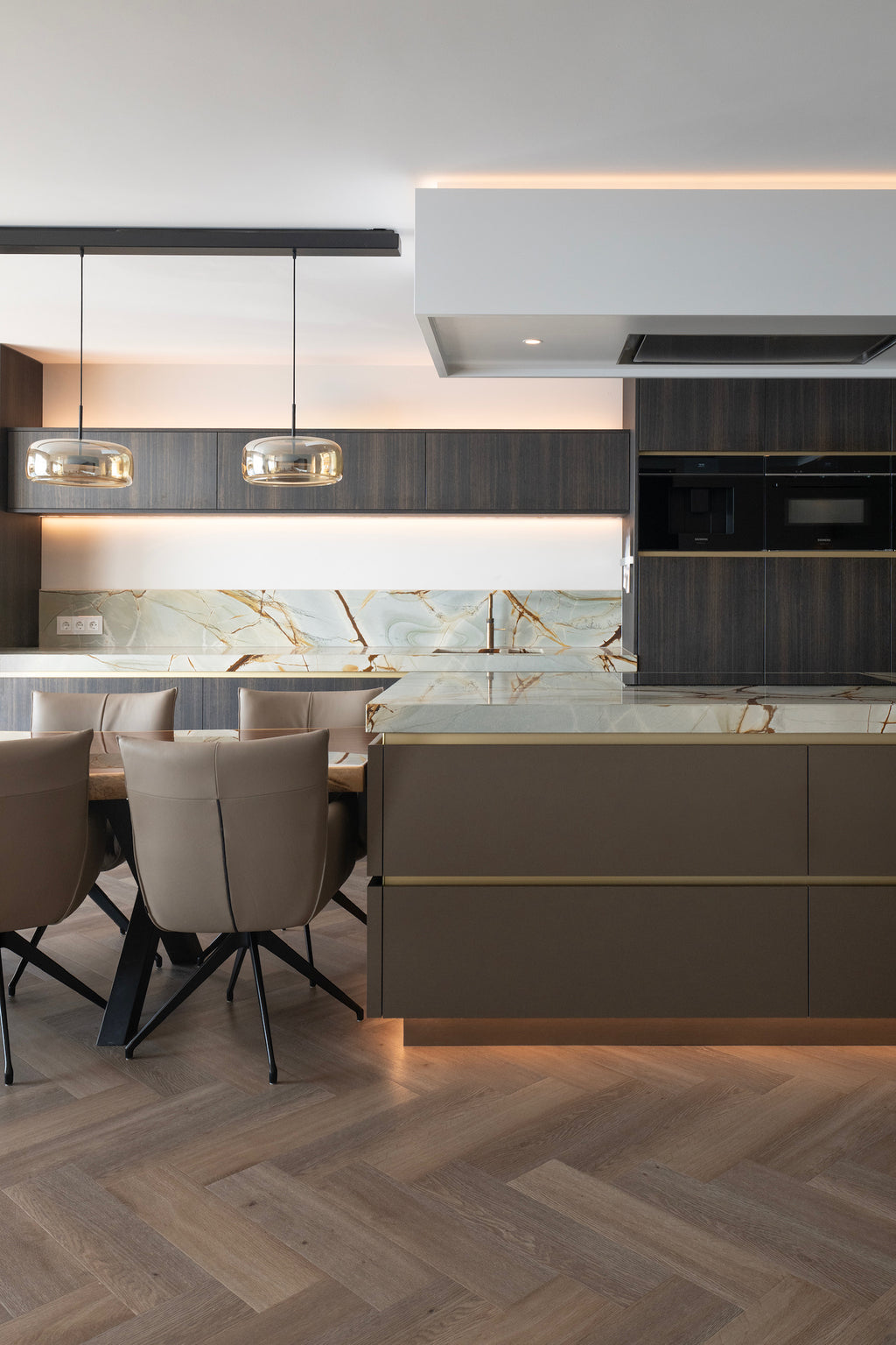 luxe inrichting, Totaalinrichting, maatwerk meubel, maatwerk keuken, Keuken op maat, Keuken met marmeren blad, Maatwerk tv meubel, Kookeiland, Keuken met Led-verlichting, Garderobe kast, Donker hout, Villa interieur, interieurbouwer villa's, maatwerk kasten villa, Keukenontwerp, moderne keuken, Nieuwe keuken, Keuken kopen, open keuken, Keukenontwerp nieuwbouw woning. 