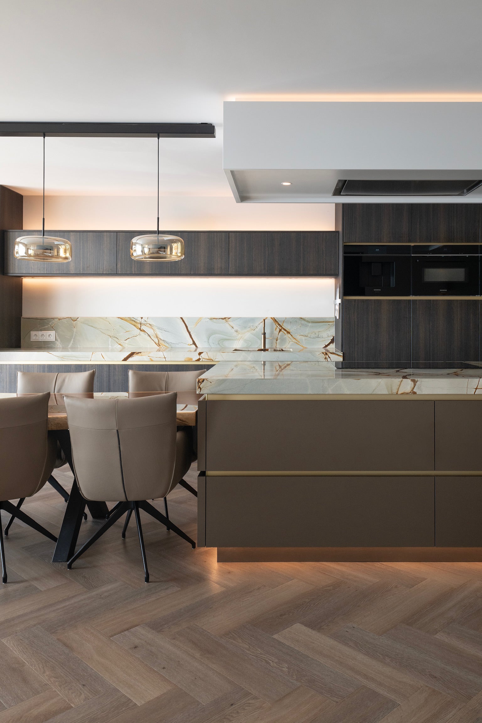 luxe inrichting, Totaalinrichting, maatwerk meubel, maatwerk keuken, Keuken op maat, Keuken met marmeren blad, Maatwerk tv meubel, Kookeiland, Keuken met Led-verlichting, Garderobe kast, Donker hout, Villa interieur, interieurbouwer villa's, maatwerk kasten villa, Keukenontwerp, moderne keuken, Nieuwe keuken, Keuken kopen, open keuken, Keukenontwerp nieuwbouw woning. 