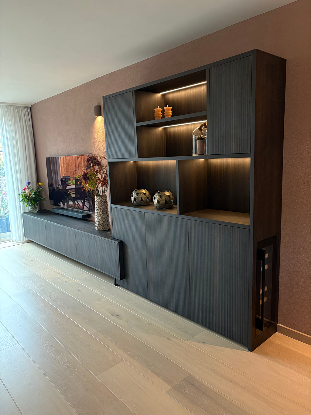 Tv-meubel, Tv-meubel met ronding, Tv meubel met Ledverlichting, Ledstrips, Wijnklimaatkast, Maatwerk tv-meubel, Maatwerk kast, Wijnklimaatkast, ingebouwde wijnklimaatkast, Wijnkoeler, Luxe tv-meubel, Uniek tv-Meubel, Interieurbouwer Roelofarendsveen, Maatwerk kast Roelofarendsveen, meubelmaker Roelofarendsveen.