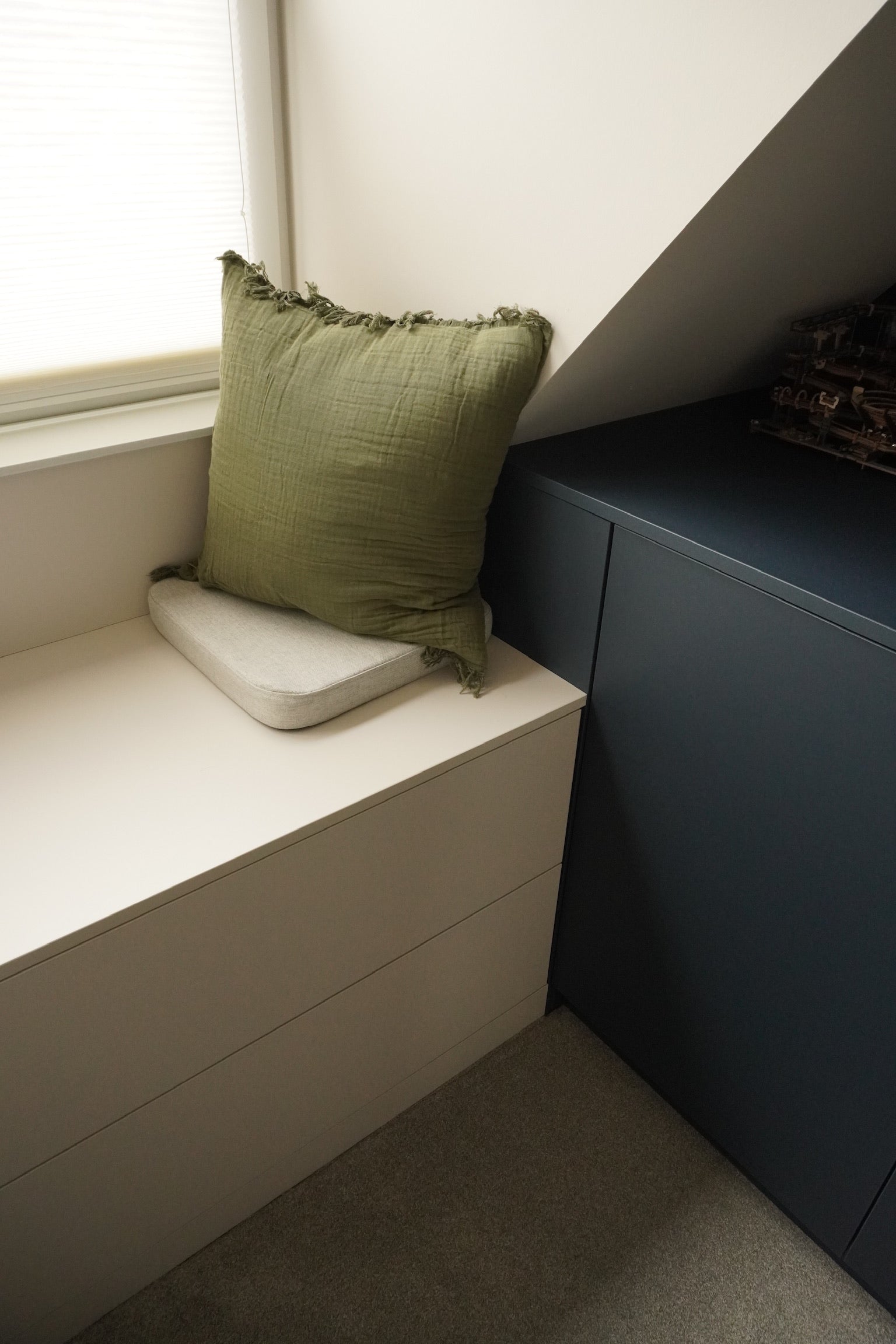 zolderverbouwing, Maatwerk kasten, Schuine kledingkast, Kast onder dakkapel. Slaapkamerkasten, Ladekasten, Bedachterwand op maat, Nachtkastje, luxe zolderverbouwing. 