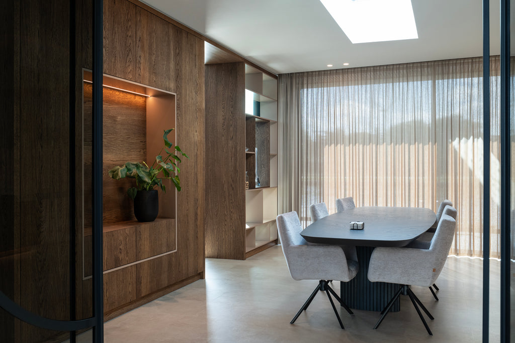 Tv Meubel, Roomdivider, Tv meubel op maat, Donker eikenhouten tv meubel, Eikenhouten roomdivider, Luxe tv meubel, Tv meubel met elektrische haard, Gespoten tv meubel, Gespoten roomdivider, Villa interieur, interieurbouwer villa's, maatwerk kasten villa, Keukenontwerp, moderne keuken, Nieuwe keuken, Keuken kopen, open keuken, Keukenontwerp nieuwbouw woning. 