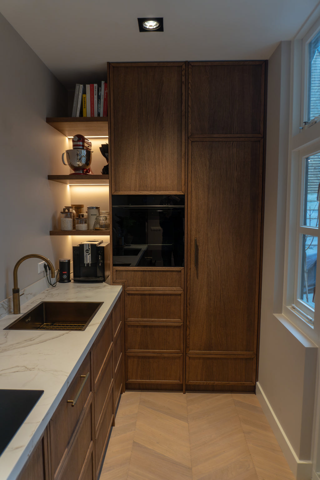 klassieke keuken, luxe keuken, Quooker, Siemens, keuken op maat, Maatwerk keuken, eikenhouten keuken, Stenen blad, Dekton keukenblad, donker eikenhouten kasten, Maatwerk kasten, totaalinrichting, maatwerk meubels, Villa interieur, interieurbouwer villa's, maatwerk kasten villa, Keukenontwerp, moderne keuken, Nieuwe keuken, Keuken kopen, open keuken, Keukenontwerp nieuwbouw woning. 