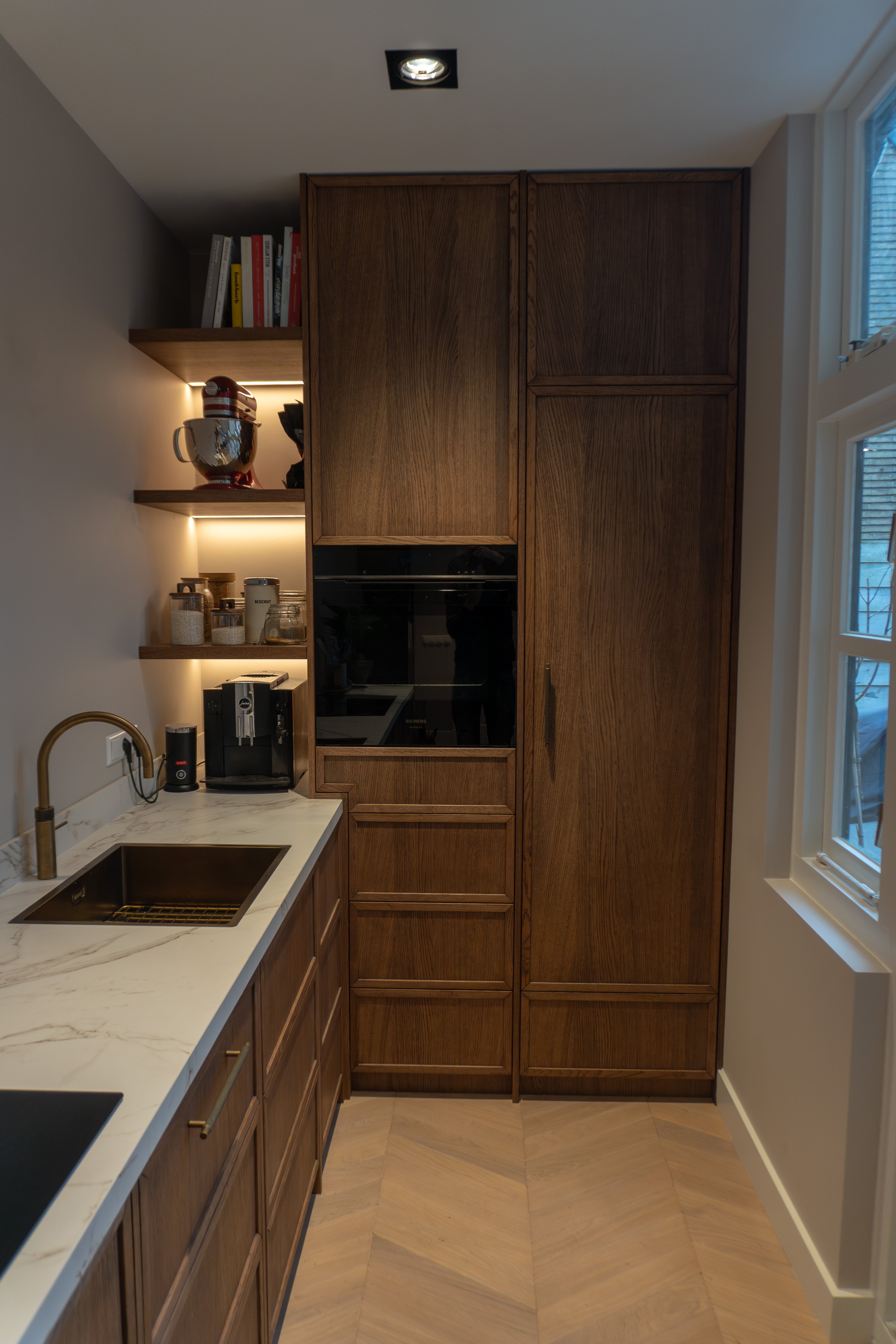 klassieke keuken, luxe keuken, Quooker, Siemens, keuken op maat, Maatwerk keuken, eikenhouten keuken, Stenen blad, Dekton keukenblad, donker eikenhouten kasten, Maatwerk kasten, totaalinrichting, maatwerk meubels, Villa interieur, interieurbouwer villa's, maatwerk kasten villa, Keukenontwerp, moderne keuken, Nieuwe keuken, Keuken kopen, open keuken, Keukenontwerp nieuwbouw woning. 