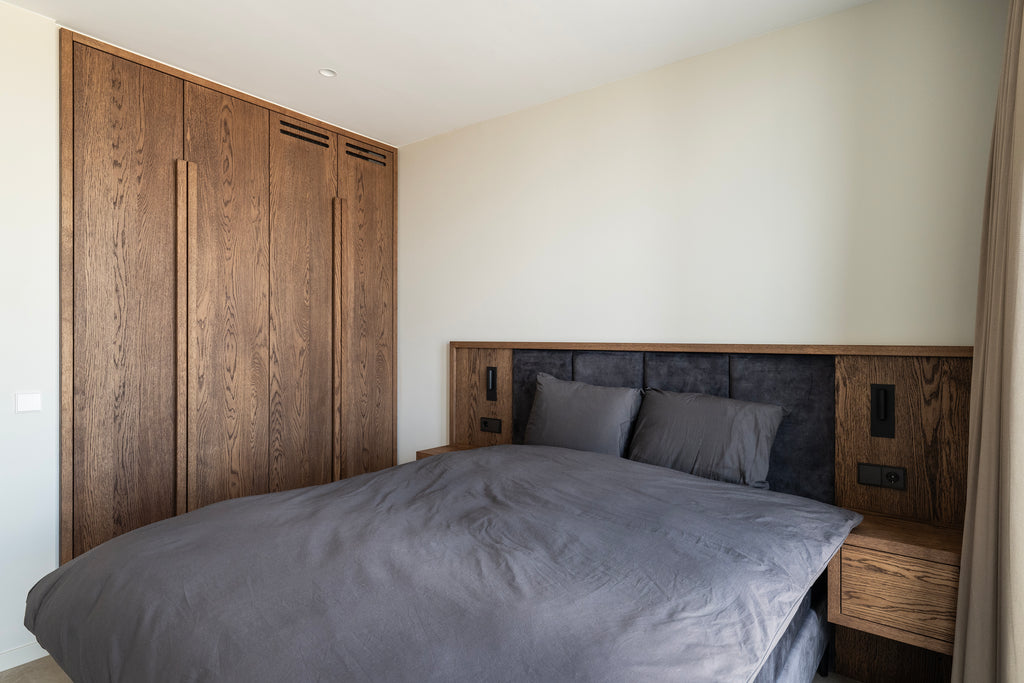 Slaapkamerkast, Bedachterwand op maat, Luxe bedachterwand, Slaapkamerkast op maat, ingebouwde airco, Stoffering, Eikenhouten kasten, Eikenhouten bedachterwand, kast op maat. Kast met lades.