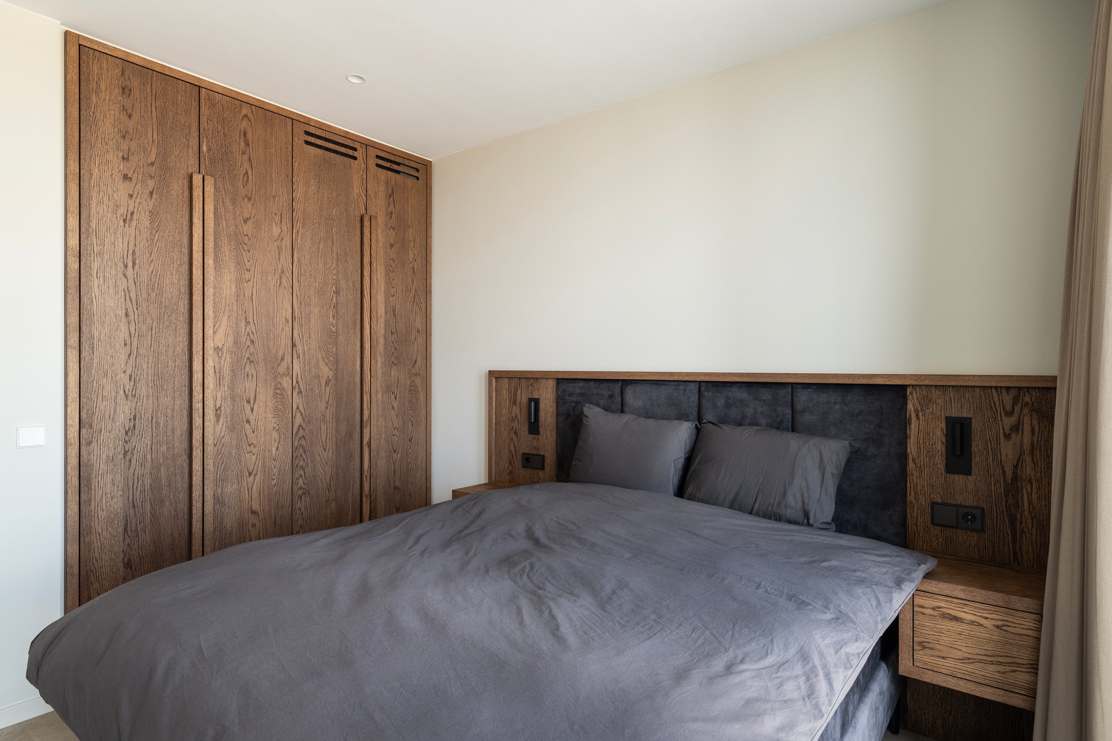 Slaapkamerkast, Bedachterwand op maat, Luxe bedachterwand, Slaapkamerkast op maat, ingebouwde airco, Stoffering, Eikenhouten kasten, Eikenhouten bedachterwand, kast op maat. Kast met lades.