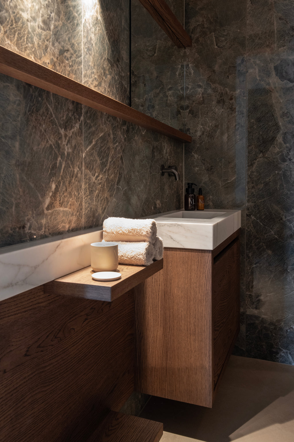 Toilet meubel, Toilet meubel op maat, Maatwerk kast, Natuursteen, Kast met spiegel op maat, Spoelbak.  