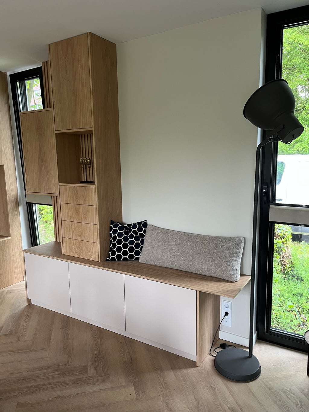 tv meubel, Eikenhouten tv meubel, Tv meubel op maat,Ladekast, ingebouwde tv meubel, tv meubel met zitje.