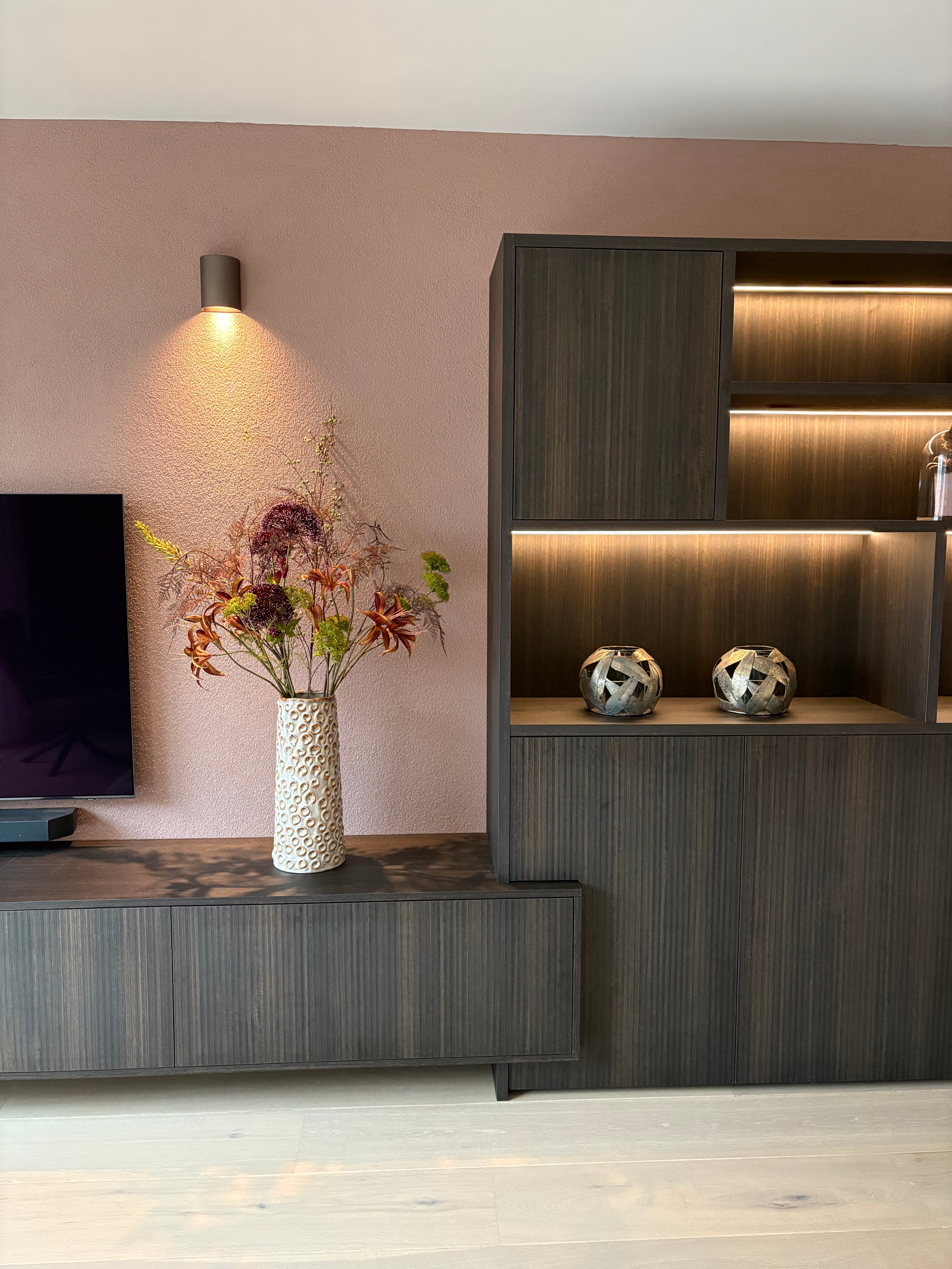 Tv-meubel, Tv-meubel met ronding, Tv meubel met Ledverlichting, Ledstrips, Wijnklimaatkast, Maatwerk tv-meubel, Maatwerk kast, Wijnklimaatkast, ingebouwde wijnklimaatkast, Wijnkoeler, Luxe tv-meubel, Uniek tv-Meubel.