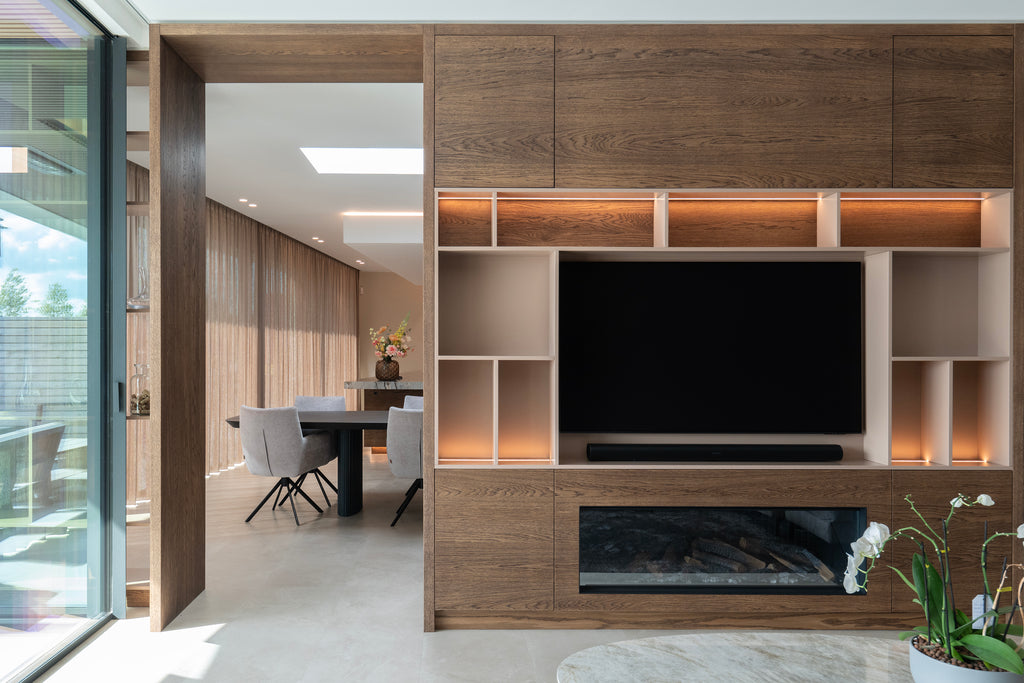Tv Meubel, Roomdivider, Tv meubel op maat, Donker eikenhouten tv meubel, Eikenhouten roomdivider, Luxe tv meubel, Tv meubel met elektrische haard, Gespoten tv meubel, Gespoten roomdivider, Elektrisch haard, Hologram haard, Villa interieur, interieurbouwer villa's, maatwerk kasten villa, Keukenontwerp, moderne keuken, Nieuwe keuken, Keuken kopen, open keuken, Keukenontwerp nieuwbouw woning. 