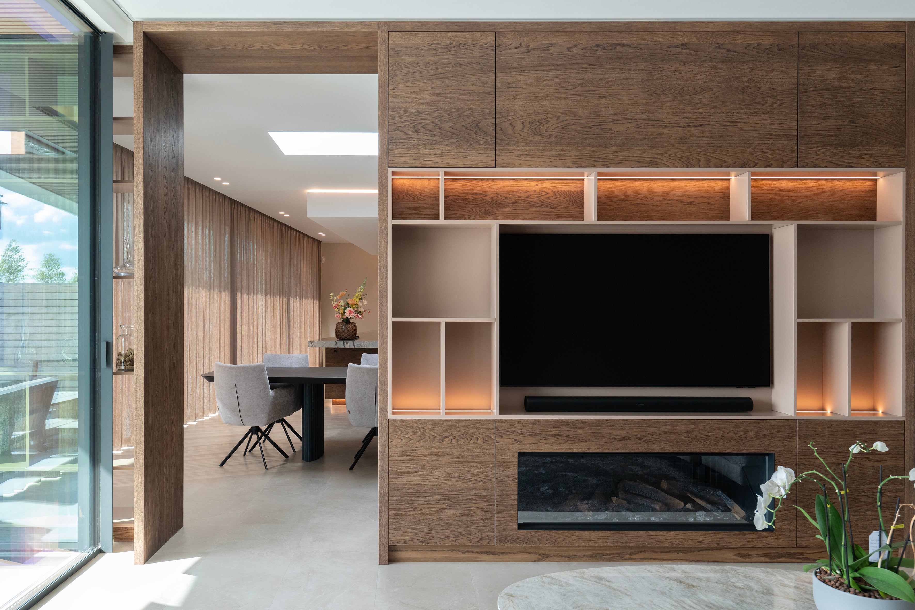 Tv Meubel, Roomdivider, Tv meubel op maat, Donker eikenhouten tv meubel, Eikenhouten roomdivider, Luxe tv meubel, Tv meubel met elektrische haard, Gespoten tv meubel, Gespoten roomdivider, Elektrisch haard, Hologram haard, Villa interieur, interieurbouwer villa's, maatwerk kasten villa, Keukenontwerp, moderne keuken, Nieuwe keuken, Keuken kopen, open keuken, Keukenontwerp nieuwbouw woning. 