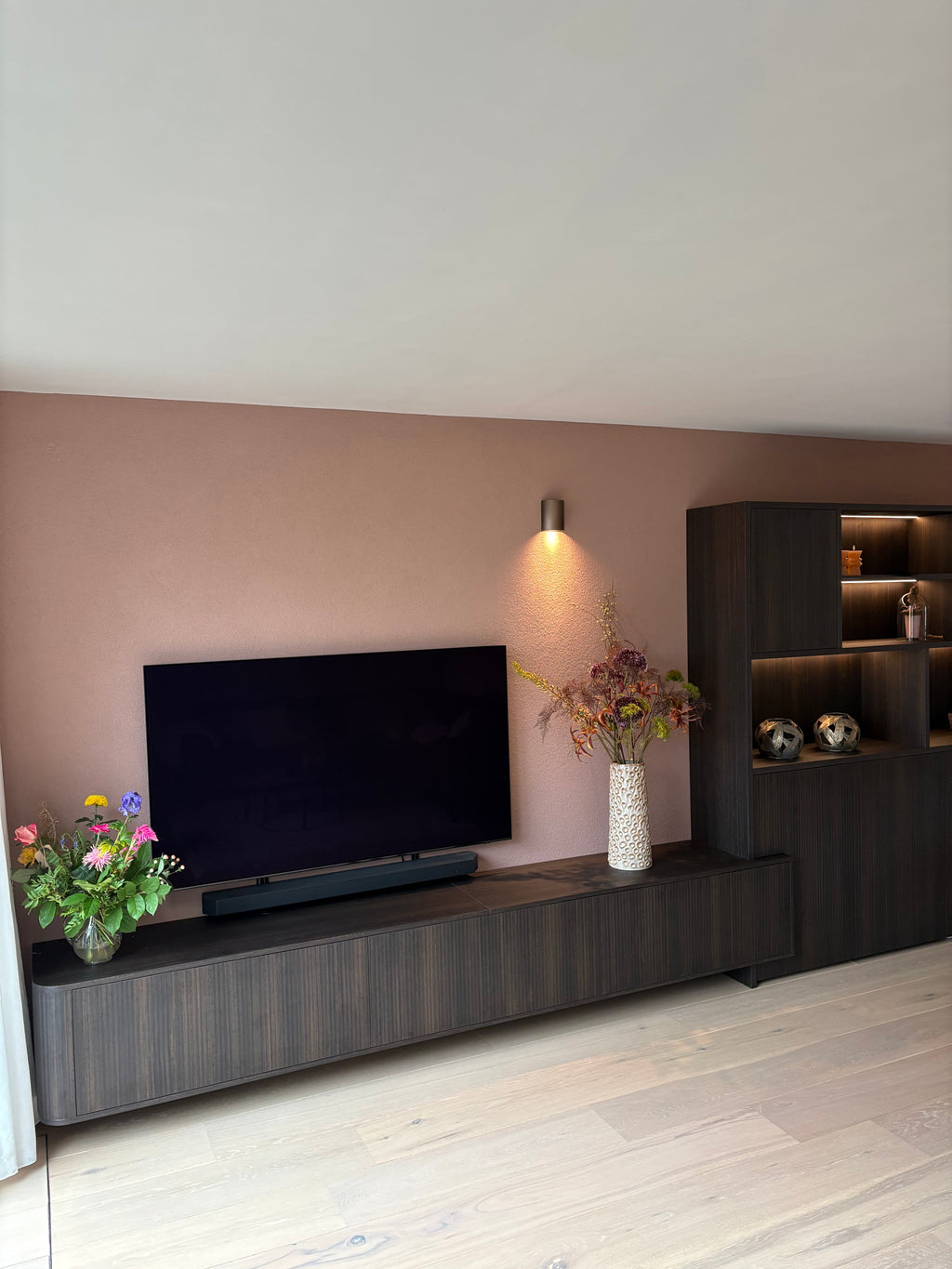 Tv-meubel, Tv-meubel met ronding, Tv meubel met Ledverlichting, Ledstrips, Wijnklimaatkast, Maatwerk tv-meubel, Maatwerk kast, Wijnklimaatkast, ingebouwde wijnklimaatkast, Wijnkoeler, Luxe tv-meubel, Uniek tv-Meubel.