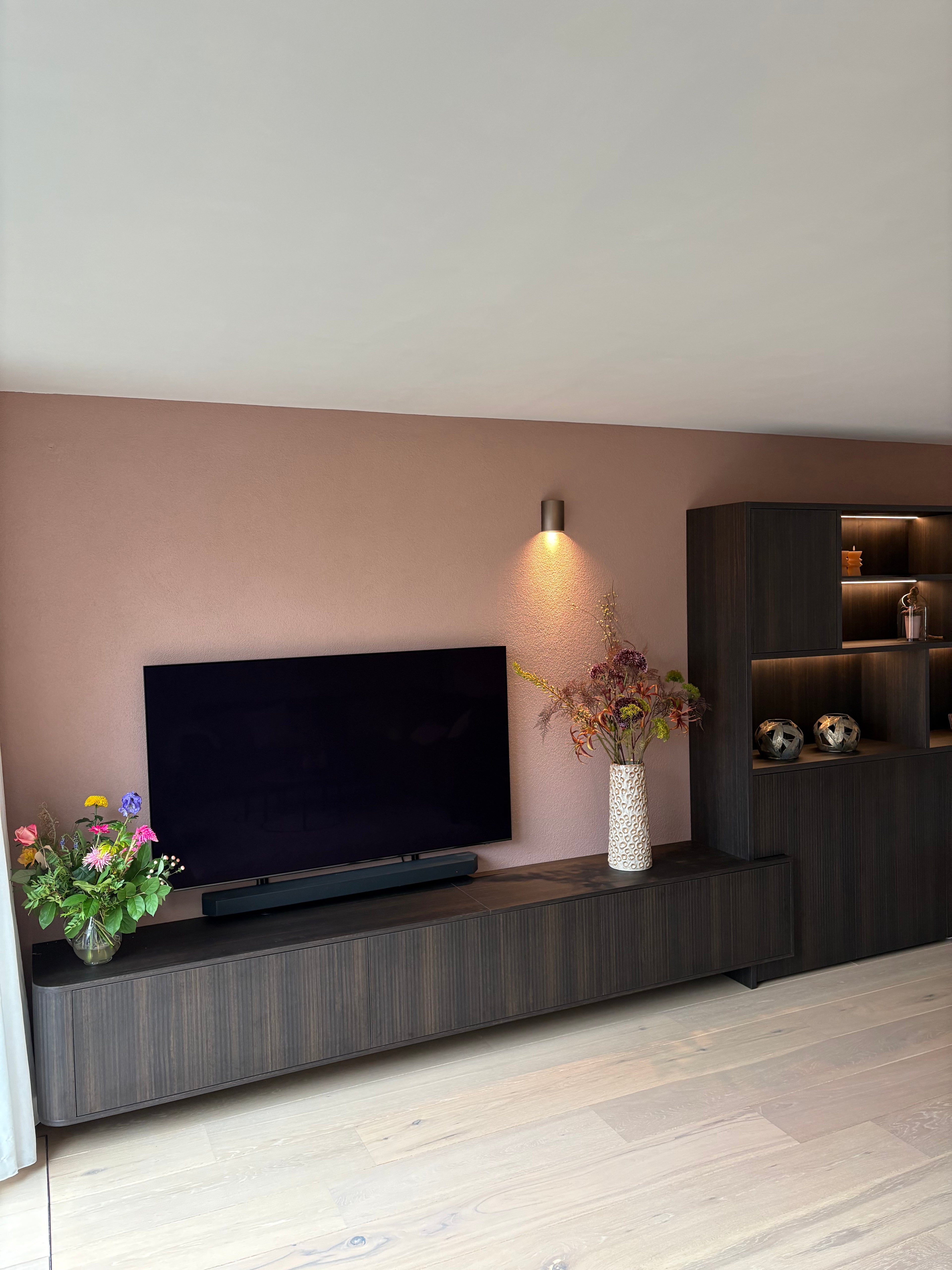 Tv-meubel, Tv-meubel met ronding, Tv meubel met Ledverlichting, Ledstrips, Wijnklimaatkast, Maatwerk tv-meubel, Maatwerk kast, Wijnklimaatkast, ingebouwde wijnklimaatkast, Wijnkoeler, Luxe tv-meubel, Uniek tv-Meubel.