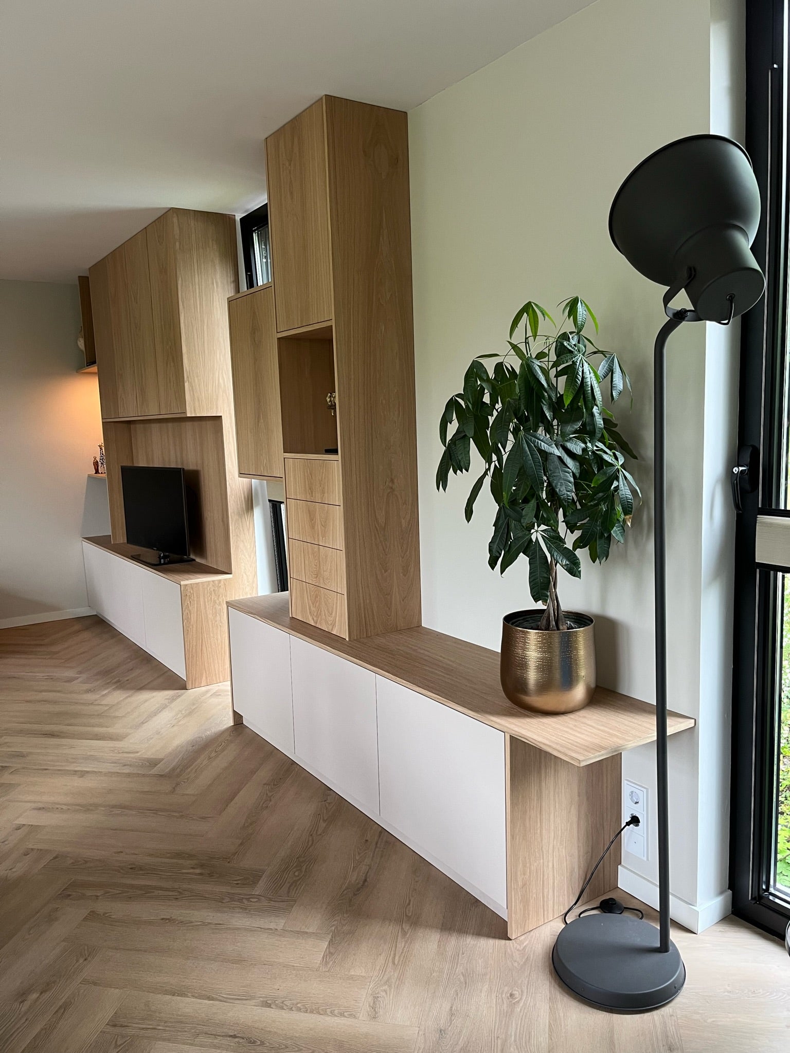 tv meubel, Eikenhouten tv meubel, Tv meubel op maat,Ladekast, ingebouwde tv meubel, Interieurbouwer Roelofarendsveen, Maatwerk kast Roelofarendsveen, meubelmaker Roelofarendsveen.