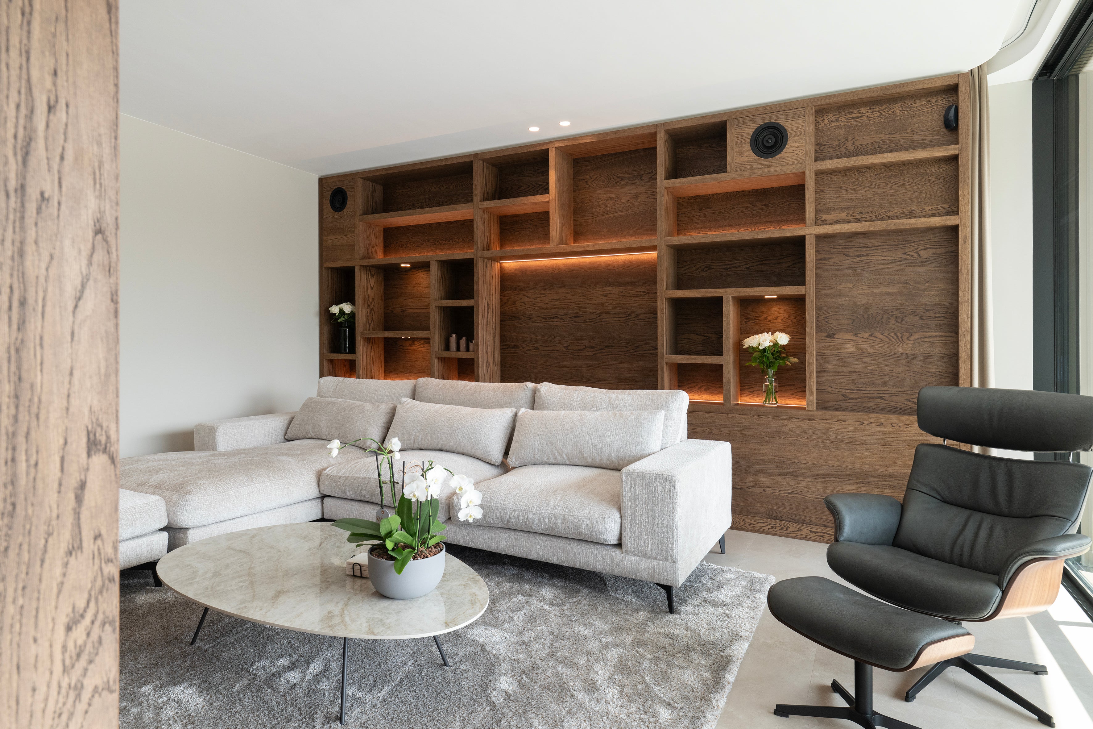 Vakkenkast op maat, Eikenhouten vakkenkat, Grote vakkenkast, Kast achter bank, Kast met ingebouwde boxen, Kast met ledverlichting, Vakkenkast et ledverlichting. 