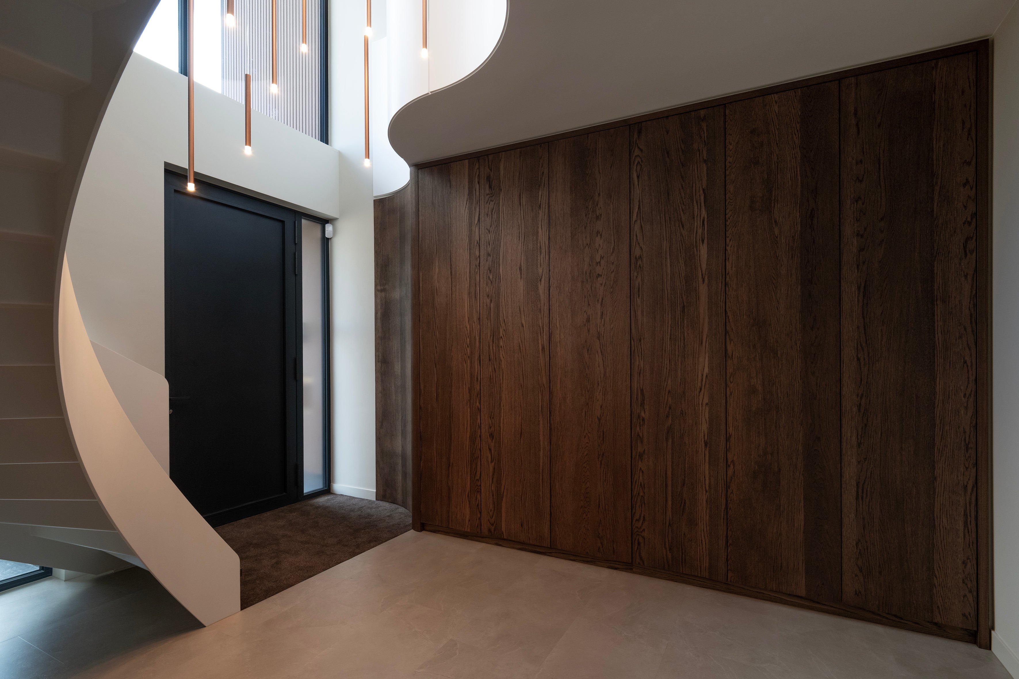 Villa entree, Garderobe kast, Kast op maat, Luxe eikenhouten garderobe kast, Donker eikenhouten kast, totaalinrichting villa, Villa inrichting, Luxe maatwerk kasten. Strak design kasten op maat. 
