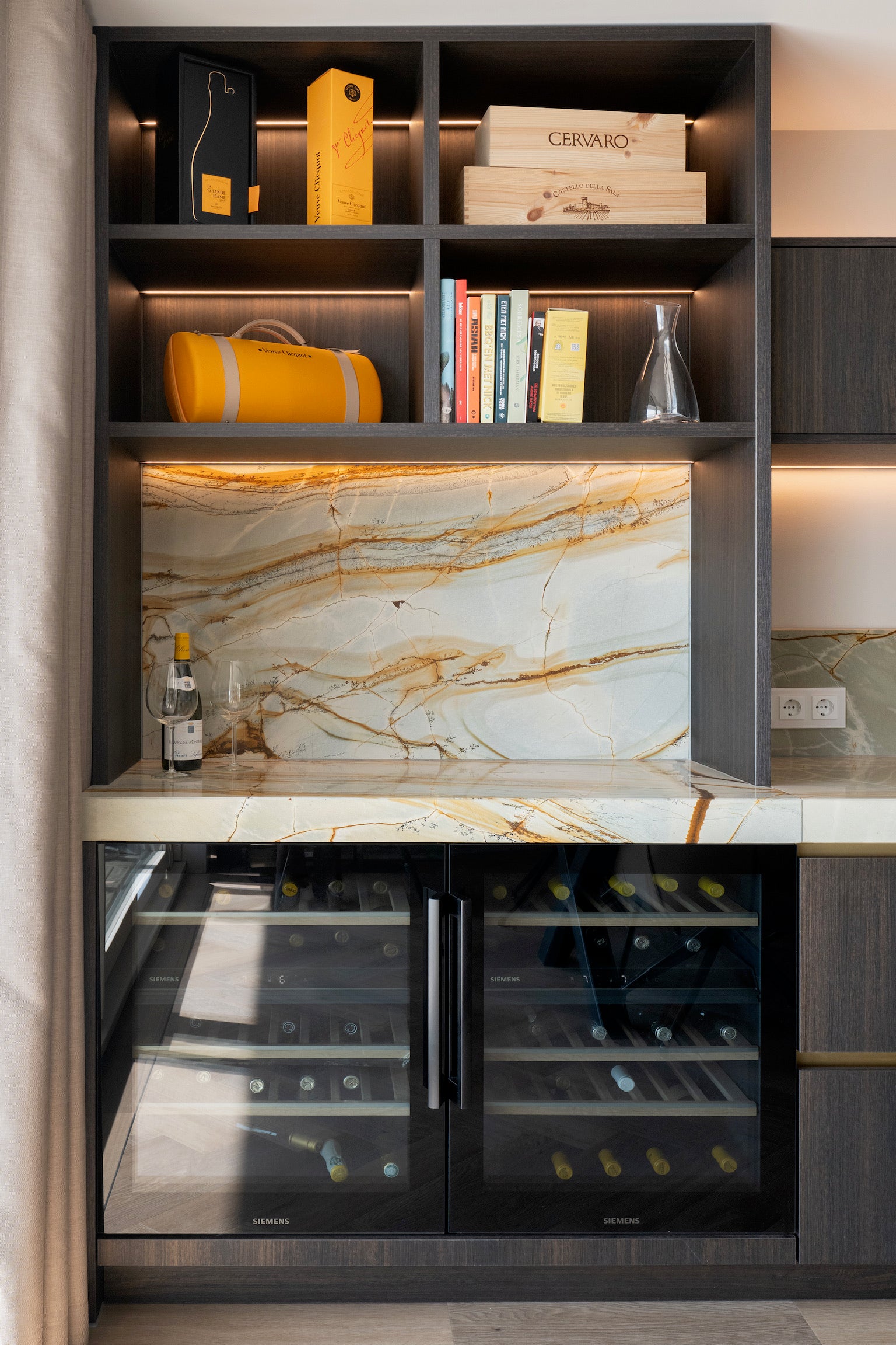 luxe inrichting, Totaalinrichting, maatwerk meubel, maatwerk keuken, Keuken op maat, Keuken met marmeren blad, Maatwerk tv meubel, Kookeiland, Keuken met Led-verlichting, Garderobe kast, Donker hout, Villa interieur, interieurbouwer villa's, maatwerk kasten villa, Keukenontwerp, moderne keuken, Nieuwe keuken, Keuken kopen, open keuken, Keukenontwerp nieuwbouw woning. 