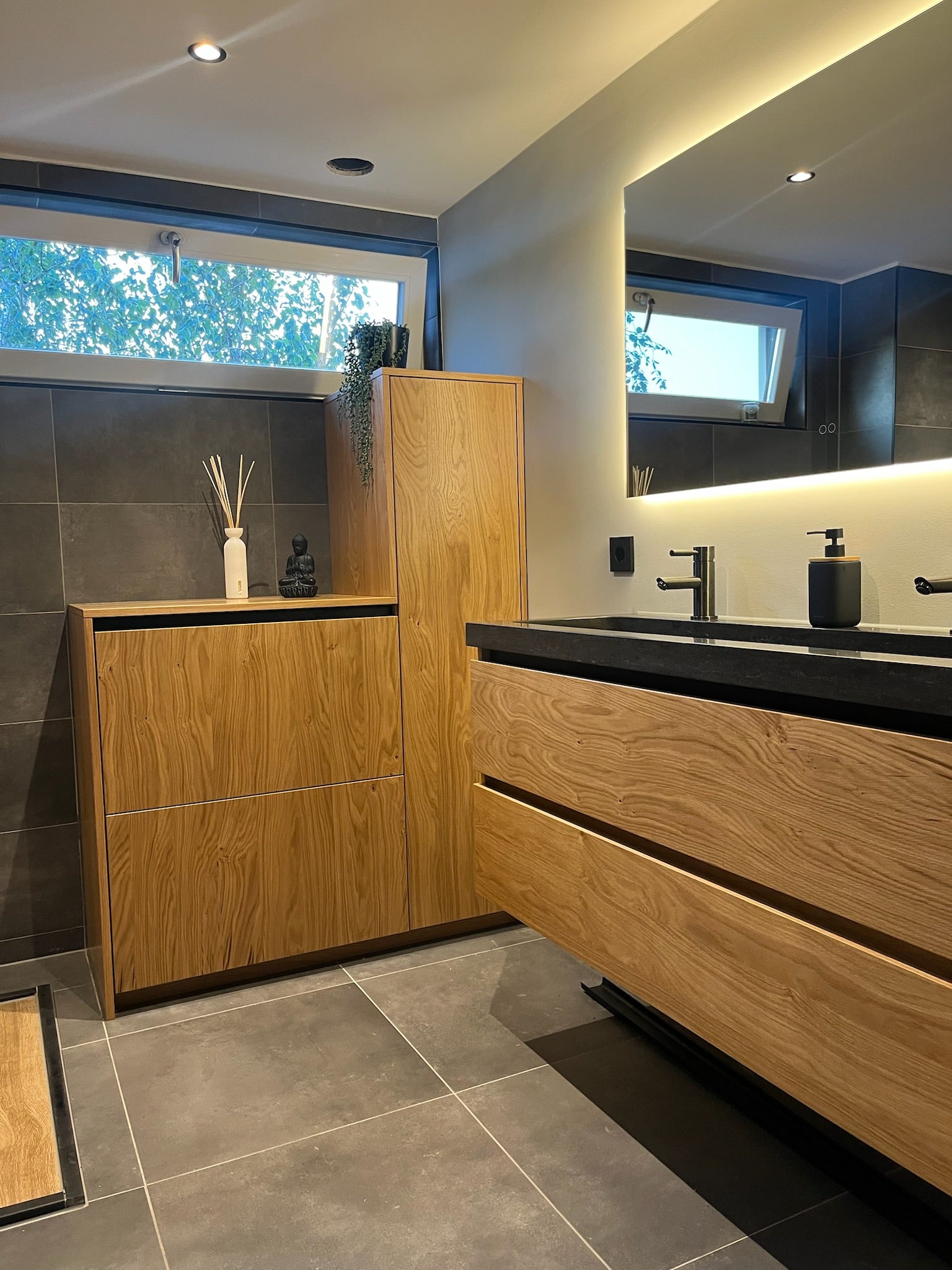 badmeubel op maat, badmeubels, Spoelbak op maat, Spoelbak natuursteen, bronzen look, eiken badmeubel, Badmeubel met lades, maatwerk badmeubel. 