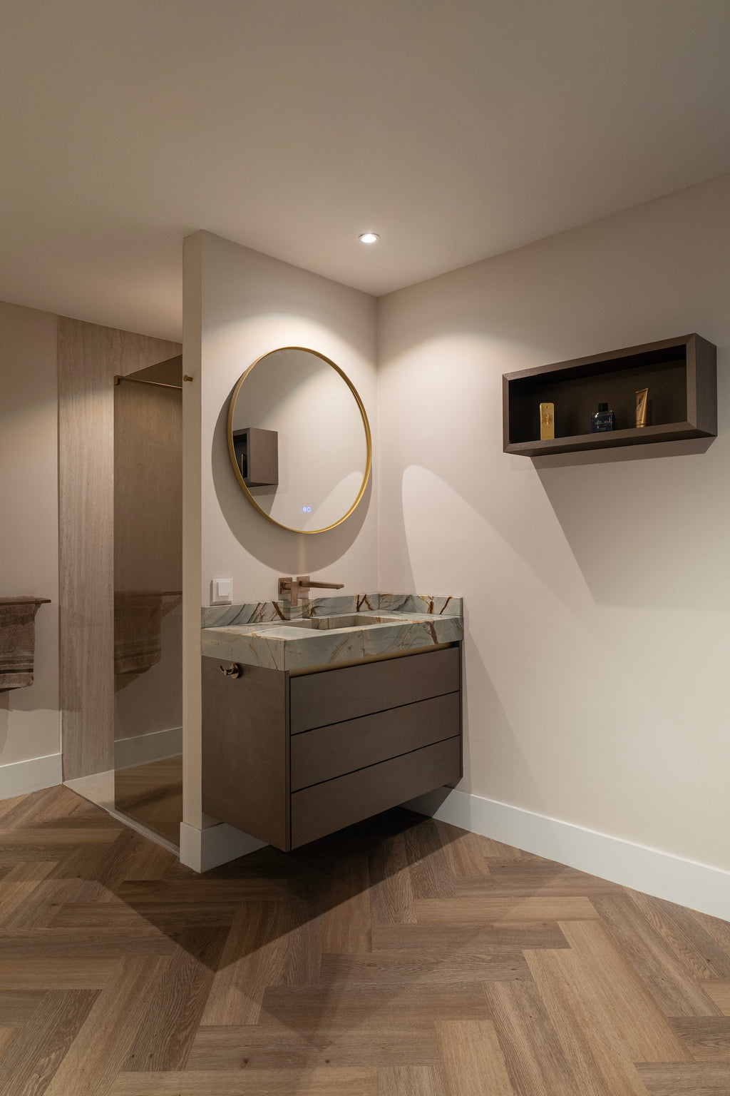 badmeubel op maat, badmeubels, Spoelbak op maat, Spoelbak natuursteen, bronzen look, eiken badmeubel, Badmeubel met lades, maatwerk badmeubel. 