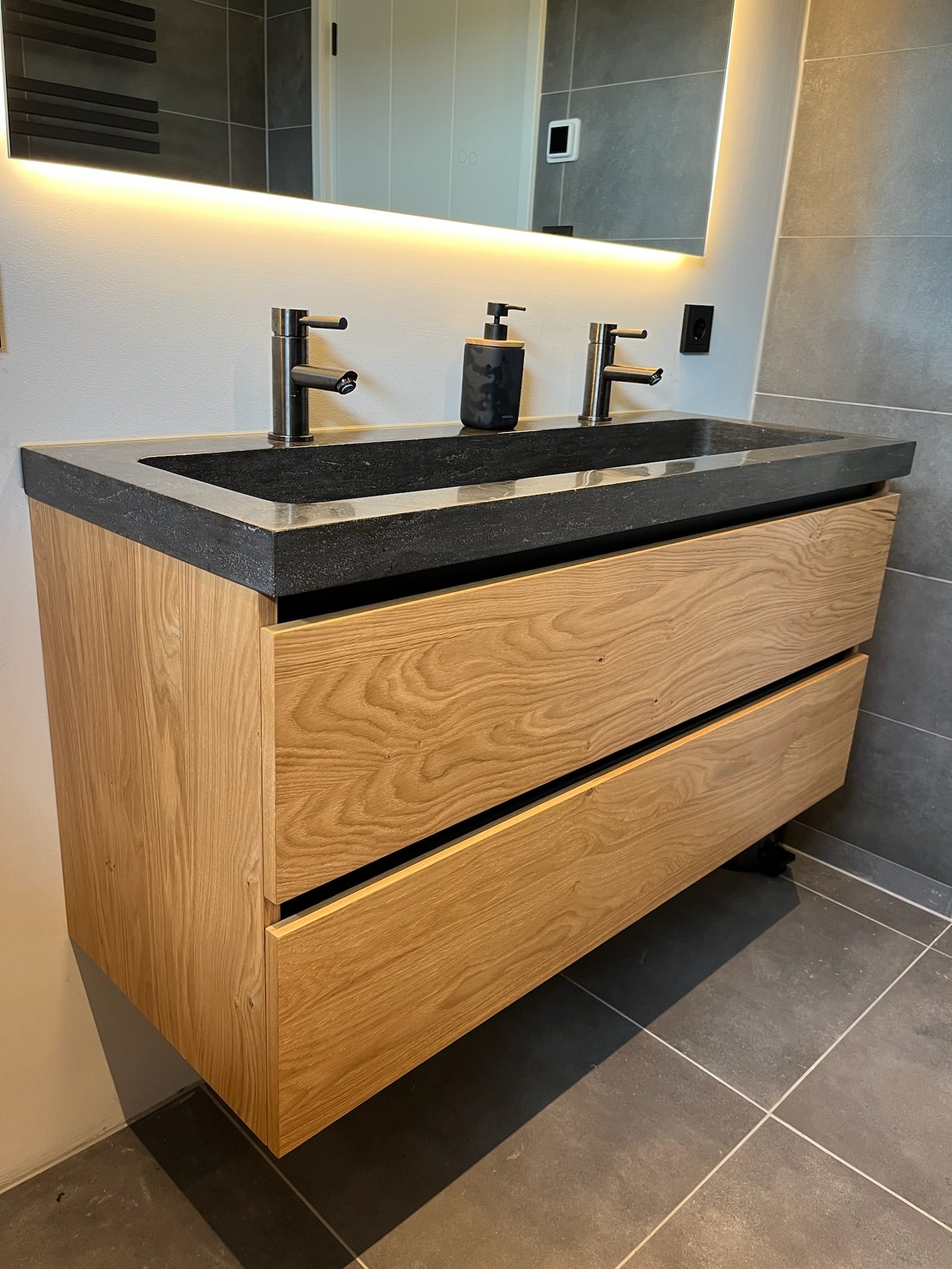 badmeubel op maat, badmeubels, Spoelbak op maat, Spoelbak natuursteen, bronzen look, eiken badmeubel, Badmeubel met lades, maatwerk badmeubel. 