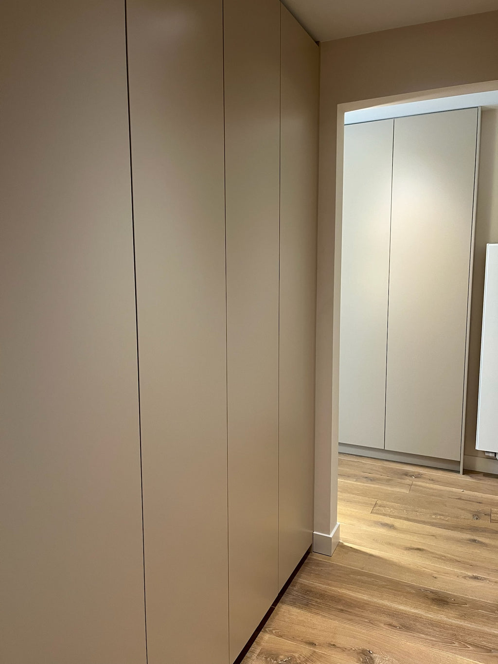 inloopkast, maatwerk kledingkast, gespoten kledingkast, kledingkast met lades, kledingkast met verlichting, kledingkast met hangroedes. 