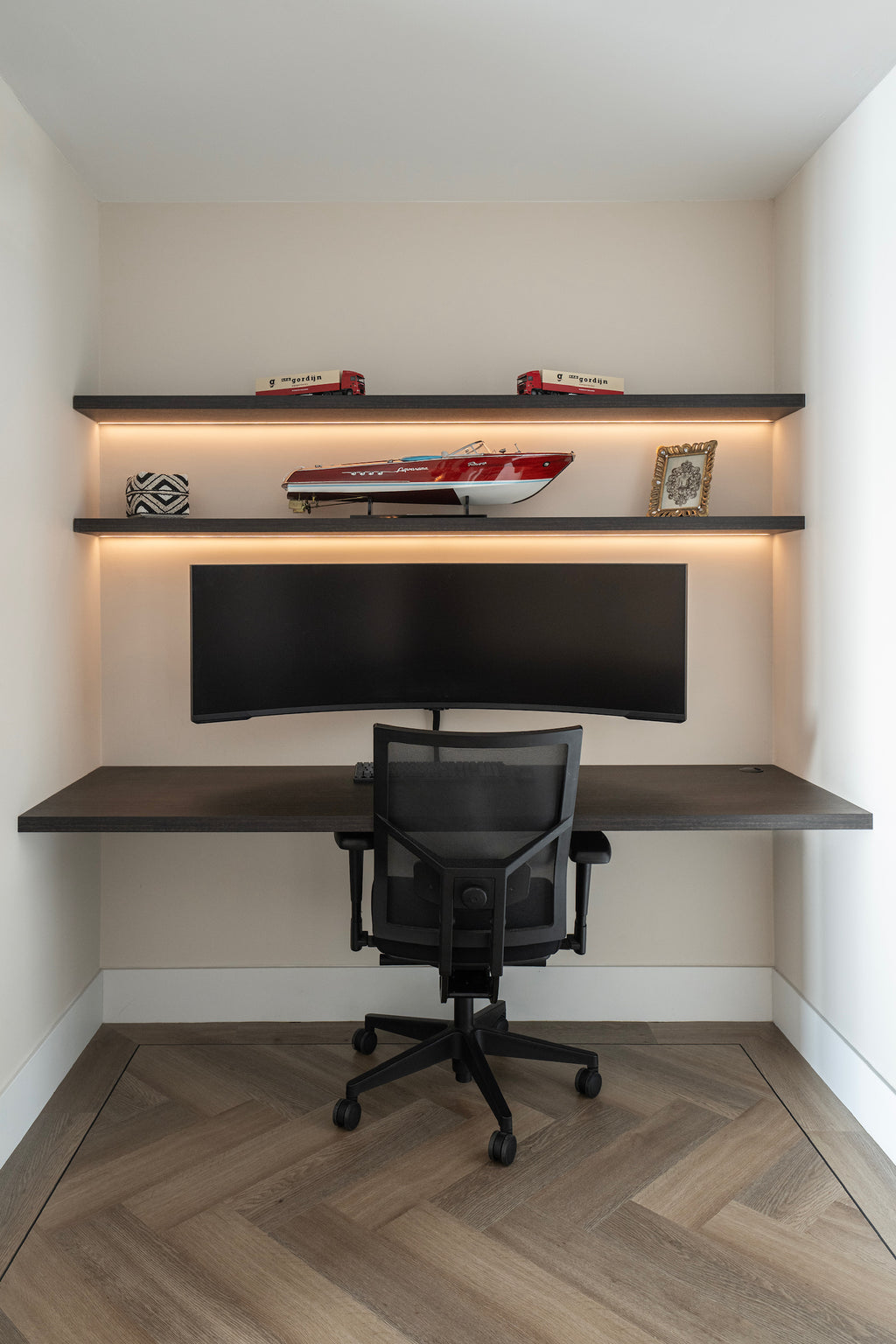luxe inrichting, Totaalinrichting, maatwerk meubel, maatwerk keuken, Keuken op maat, Keuken met marmeren blad, Maatwerk tv meubel, Kookeiland, Keuken met Led-verlichting, Garderobe kast, Donker hout, Bureau op maat.