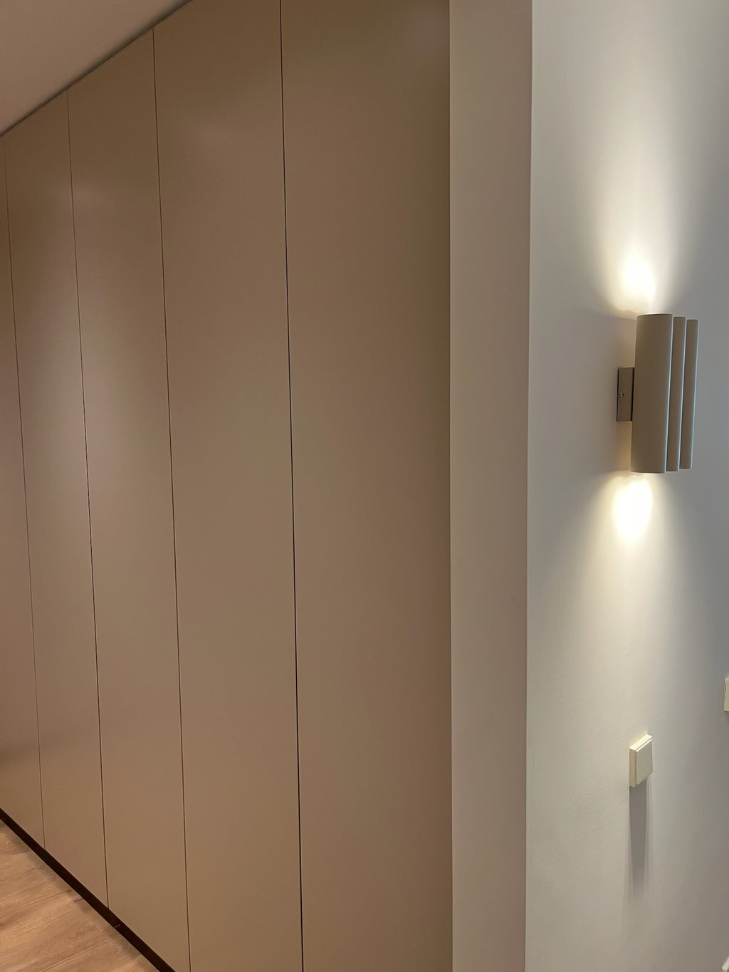 inloopkast, maatwerk kledingkast, gespoten kledingkast, kledingkast met lades, kledingkast met verlichting, kledingkast met hangroedes. 