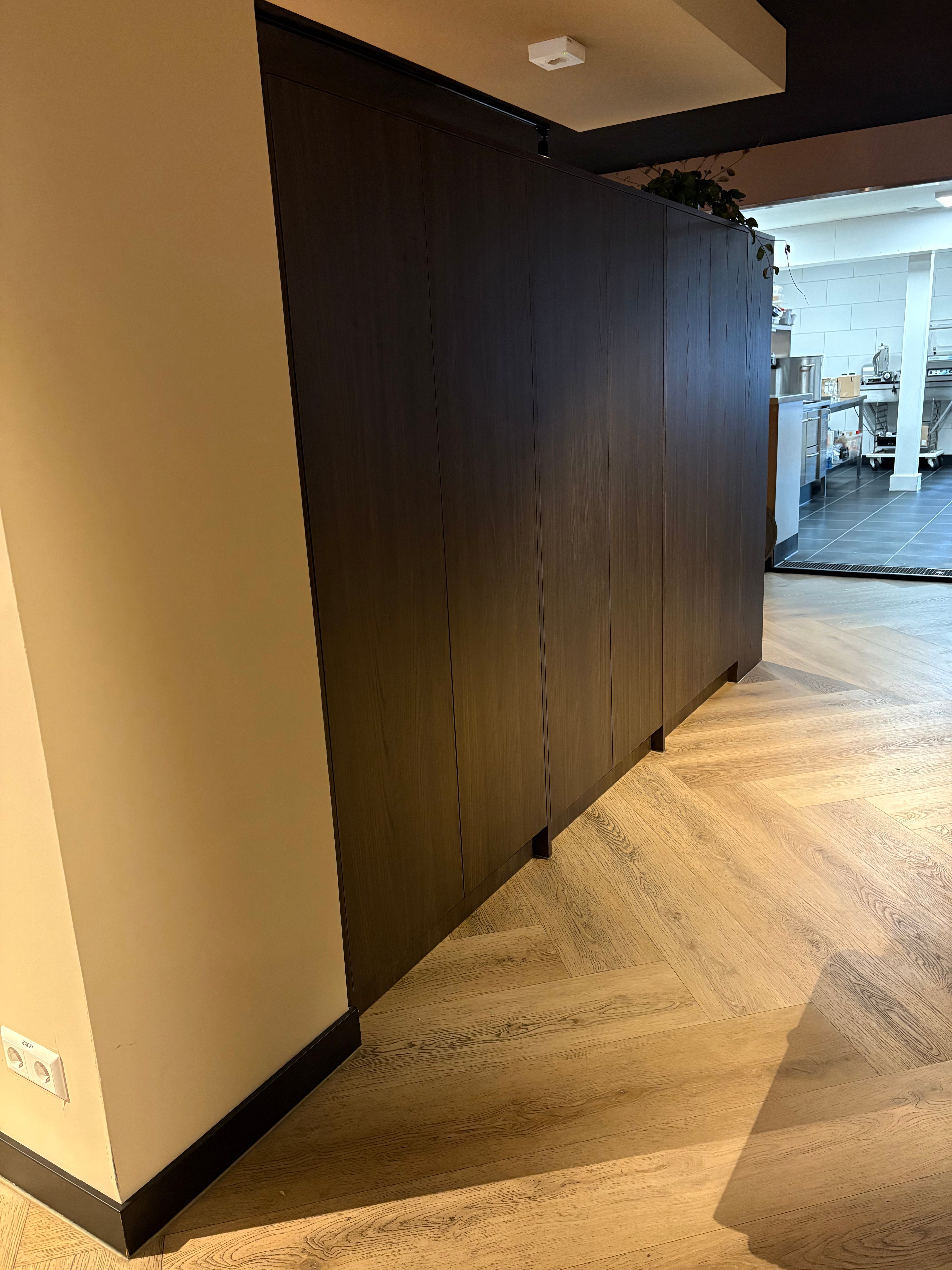 zithoek restaurant, maatwerk bank, eetbank, maatwerk kast, Restaurant inrichting, Eettafel, maatwerk bank. 