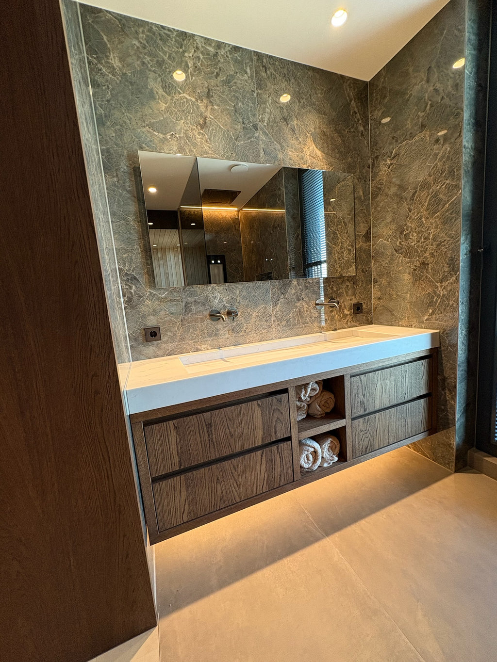 badmeubel op maat, badmeubels, Spoelbak op maat, Spoelbak natuursteen, bronzen look, eiken badmeubel, Badmeubel met lades, maatwerk badmeubel. 