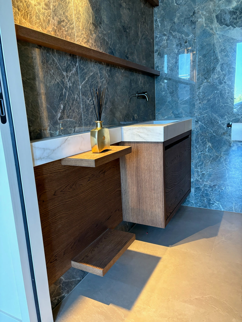 badmeubel op maat, badmeubels, Spoelbak op maat, Spoelbak natuursteen, bronzen look, eiken badmeubel, Badmeubel met lades, maatwerk badmeubel. 