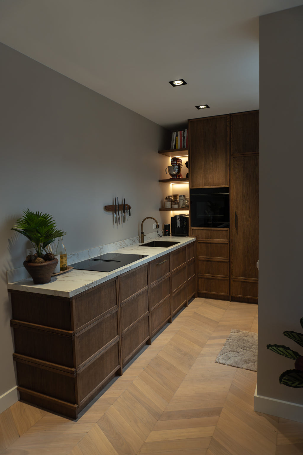 klassieke keuken, luxe keuken, Quooker, Siemens, keuken op maat, Maatwerk keuken, eikenhouten keuken, Stenen blad, Dekton keukenblad, donker eikenhouten kasten, Maatwerk kasten, totaalinrichting, maatwerk meubels, Villa interieur, interieurbouwer villa's, maatwerk kasten villa, Keukenontwerp, moderne keuken, Nieuwe keuken, Keuken kopen, open keuken, Keukenontwerp nieuwbouw woning. 