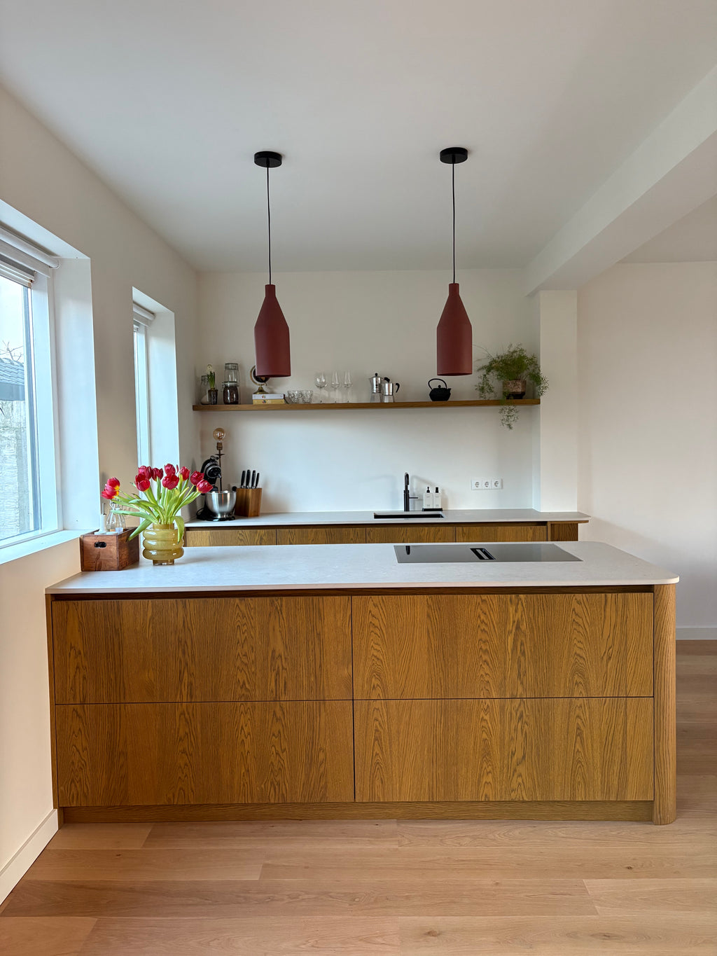 klassieke keuken, luxe keuken, Quooker, Siemens, keuken op maat, Maatwerk keuken, eikenhouten keuken, Stenen blad, Dekton keukenblad, donker eikenhouten kasten, Maatwerk kasten, totaalinrichting, maatwerk meubels, Interieurbouwer Roelofarendsveen, Maatwerk kast Roelofarendsveen, meubelmaker Roelofarendsveen, Villa interieur, interieurbouwer villa's, maatwerk kasten villa, Keukenontwerp, moderne keuken, Nieuwe keuken, Keuken kopen, open keuken, Keukenontwerp nieuwbouw woning. 