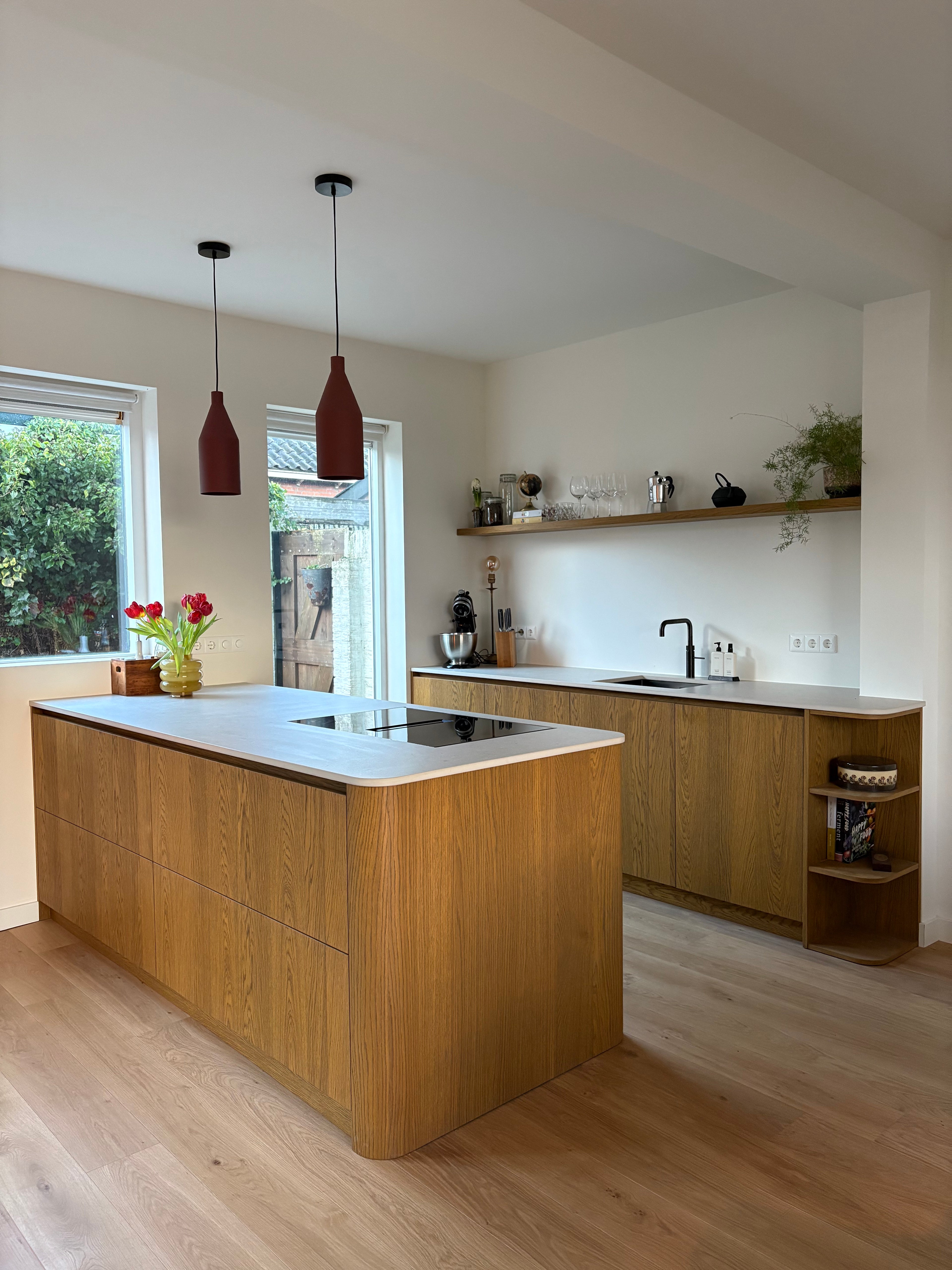 klassieke keuken, luxe keuken, Quooker, Siemens, keuken op maat, Maatwerk keuken, eikenhouten keuken, Stenen blad, Dekton keukenblad, donker eikenhouten kasten, Maatwerk kasten, totaalinrichting, maatwerk meubels, Interieurbouwer Roelofarendsveen, Maatwerk kast Roelofarendsveen, meubelmaker Roelofarendsveen, Villa interieur, interieurbouwer villa's, maatwerk kasten villa, Keukenontwerp, moderne keuken, Nieuwe keuken, Keuken kopen, open keuken, Keukenontwerp nieuwbouw woning. 