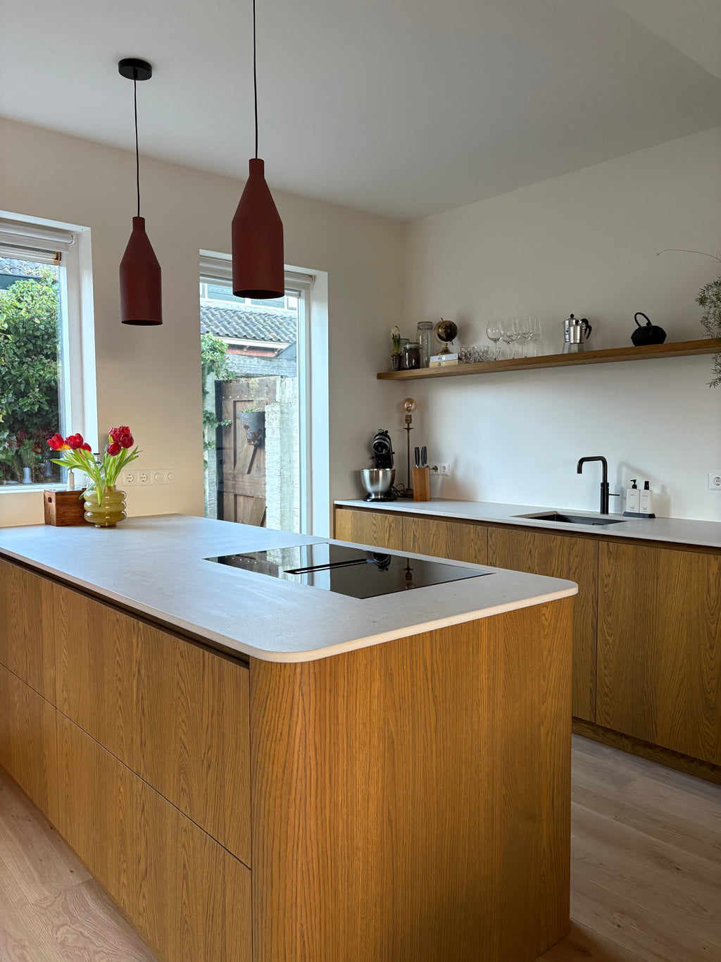 klassieke keuken, luxe keuken, Quooker, Siemens, keuken op maat, Maatwerk keuken, eikenhouten keuken, Stenen blad, Dekton keukenblad, donker eikenhouten kasten, Maatwerk kasten, totaalinrichting, maatwerk meubels, Interieurbouwer Roelofarendsveen, Maatwerk kast Roelofarendsveen, meubelmaker Roelofarendsveen, Villa interieur, interieurbouwer villa's, maatwerk kasten villa, Keukenontwerp, moderne keuken, Nieuwe keuken, Keuken kopen, open keuken, Keukenontwerp nieuwbouw woning. 