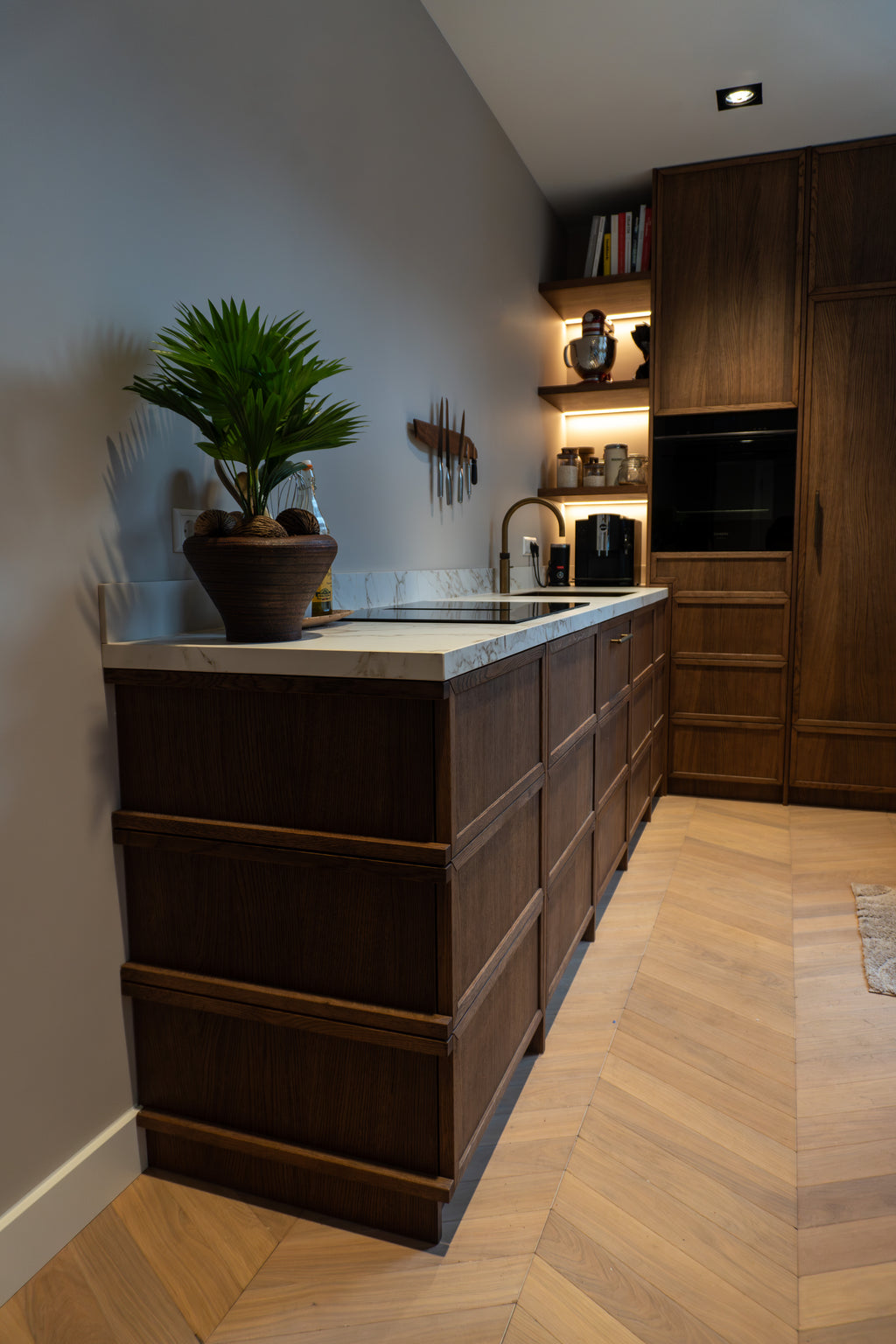 klassieke keuken, luxe keuken, Quooker, Siemens, keuken op maat, Maatwerk keuken, eikenhouten keuken, Stenen blad, Dekton keukenblad, donker eikenhouten kasten, Maatwerk kasten, totaalinrichting, maatwerk meubels, Villa interieur, interieurbouwer villa's, maatwerk kasten villa, Keukenontwerp, moderne keuken, Nieuwe keuken, Keuken kopen, open keuken, Keukenontwerp nieuwbouw woning. 